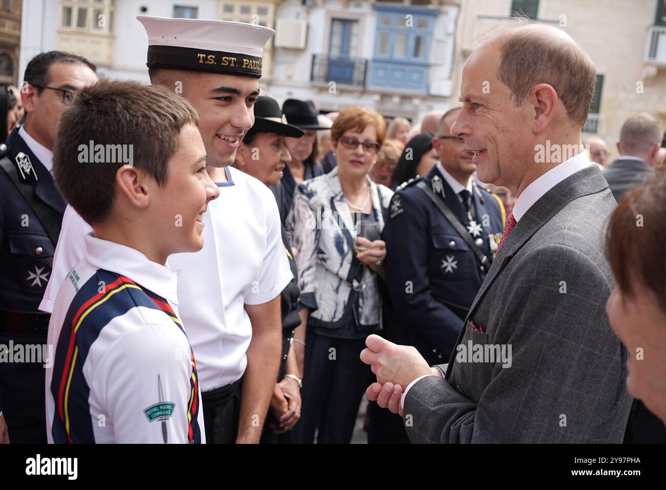 Il Duca di Edimburgo parlando con un ragazzo dei Royal Marines si fida ad un ricevimento fuori la Pro-Cattedrale Anglicana di St Paul, a la Valletta, dopo aver partecipato ad un servizio ecumenico e aver svelato una targa che segna il restauro delle campane della cattedrale, il terzo giorno di un tour reale di Malta per celebrare il 60 ° anniversario della sua indipendenza e celebrare il patrimonio condiviso del paese e la continua collaborazione con il Regno Unito. Data foto: Mercoledì 9 ottobre 2024. Foto Stock