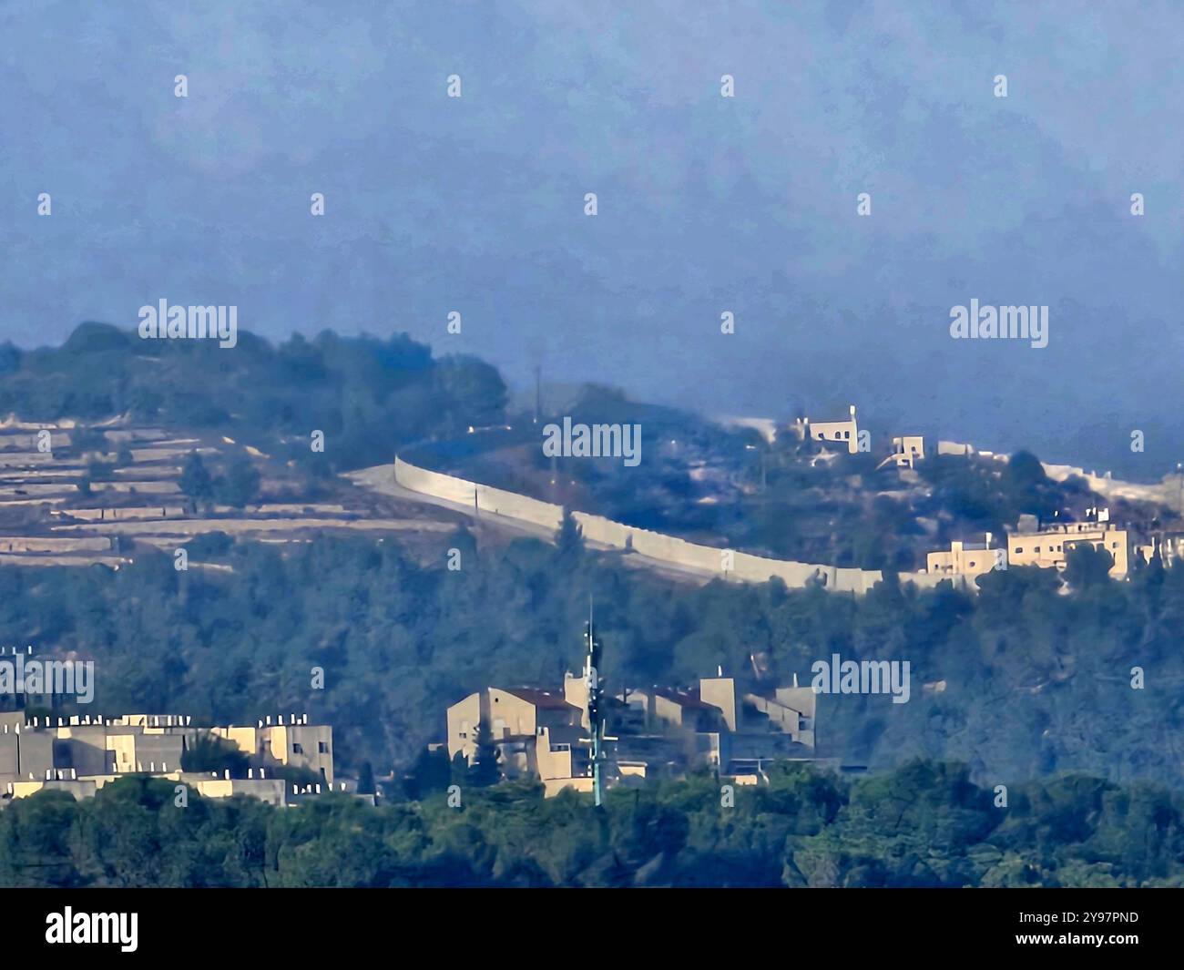 Una visione lontana del muro di barriera tra la Cisgiordania e Israele. Foto Stock