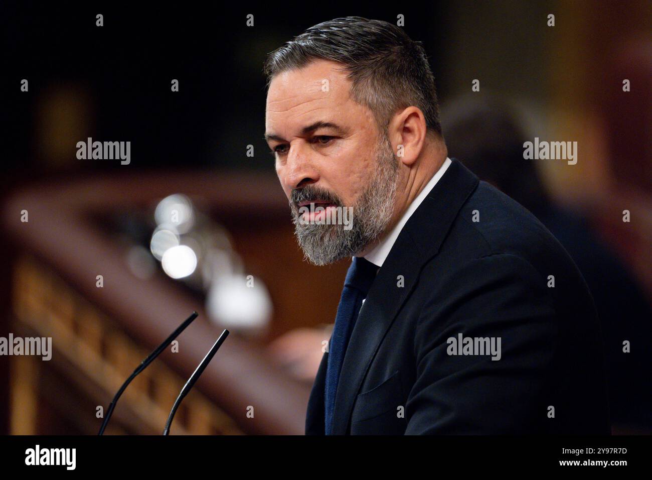Politica spagnola 2024: Sessione di controllo del governo al Congresso dei deputati Santiago Abascal, leader del partito politico di destra Vox, visto parlare al Congresso spagnolo dei deputati il 9 ottobre 2024 a Madrid, Spagna la sessione di controllo del governo è stata chiamata con urgenza dai partiti di opposizione per rivedere e discutere le azioni del governo in merito alla crisi migratoria. Congresso dei deputati Madrid Spagna Copyright: XAlbertoxGardinx AGardin 20241009 Politics Spanish Congress Deputies 116 Foto Stock