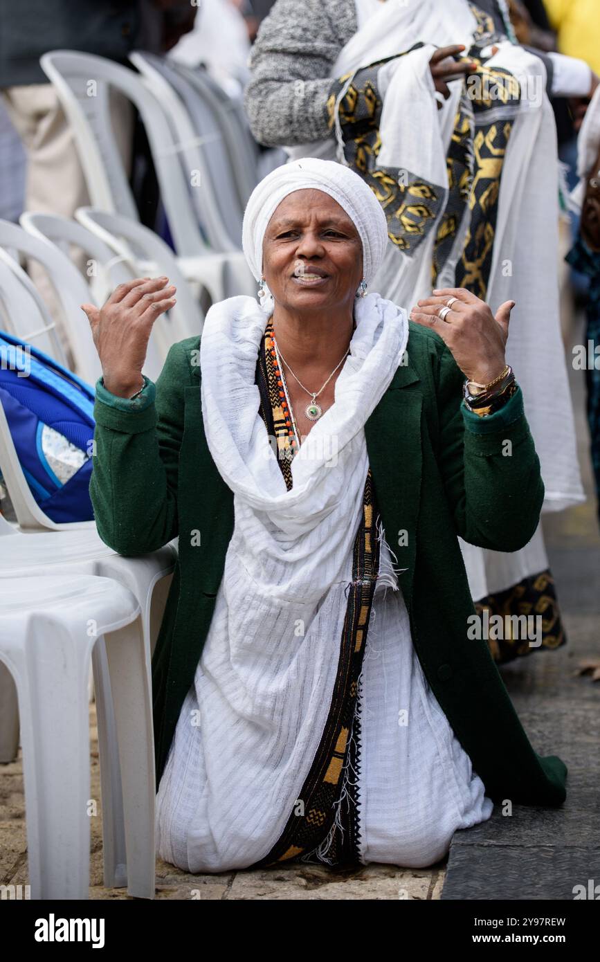 Una donna etiope, membro della comunità ebraica Beta Israel, prega durante la celebrazione annuale di Sigd a Gerusalemme, Israele. Foto Stock