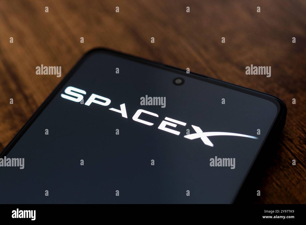 2 settembre 2024, Paraguay. In questa immagine, il logo SpaceX (Space Exploration Technologies Corp.) viene visualizzato sullo schermo di uno smartphone Foto Stock