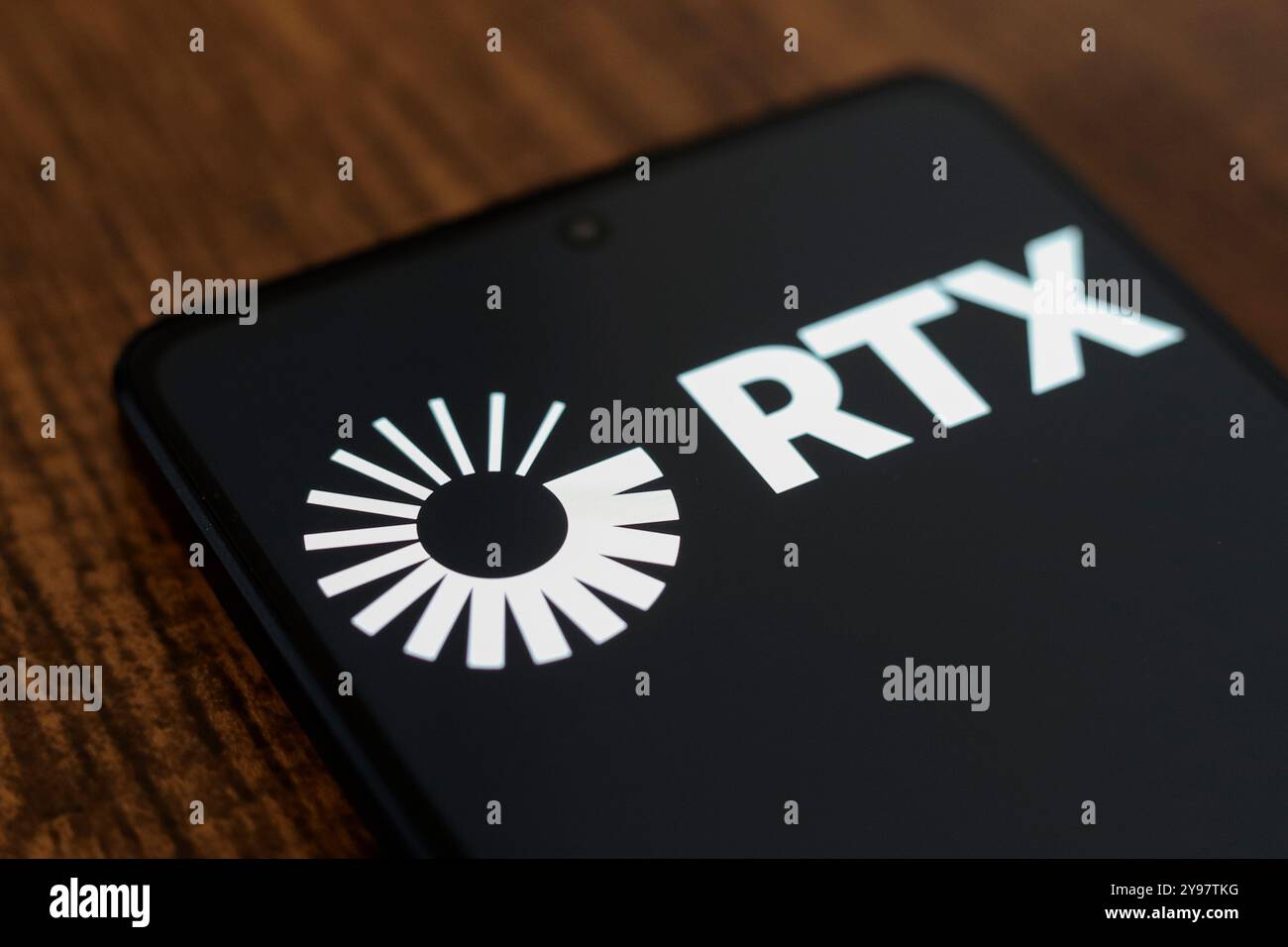 2 settembre 2024, Paraguay. In questa immagine, il logo RTX Corporation viene visualizzato sullo schermo di uno smartphone Foto Stock