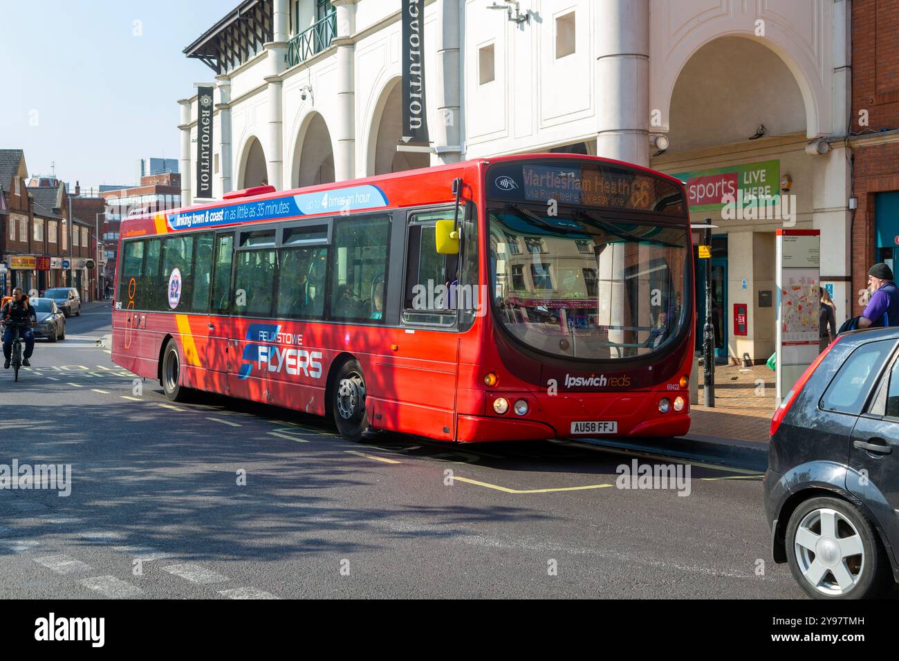 Ipswich Reds Route 66 Volvo B7RLE Wright Eclipse Urban bus, Felixstowe Flyers, centro città di Ipswich, Suffolk, Inghilterra, Regno Unito Foto Stock