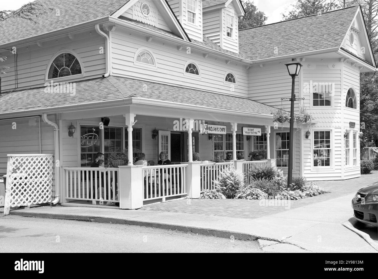 I turisti potranno gustare un pasto nell'incantevole veranda del Kojays Cafe a Blowing Rock, North Carolina. Foto Stock