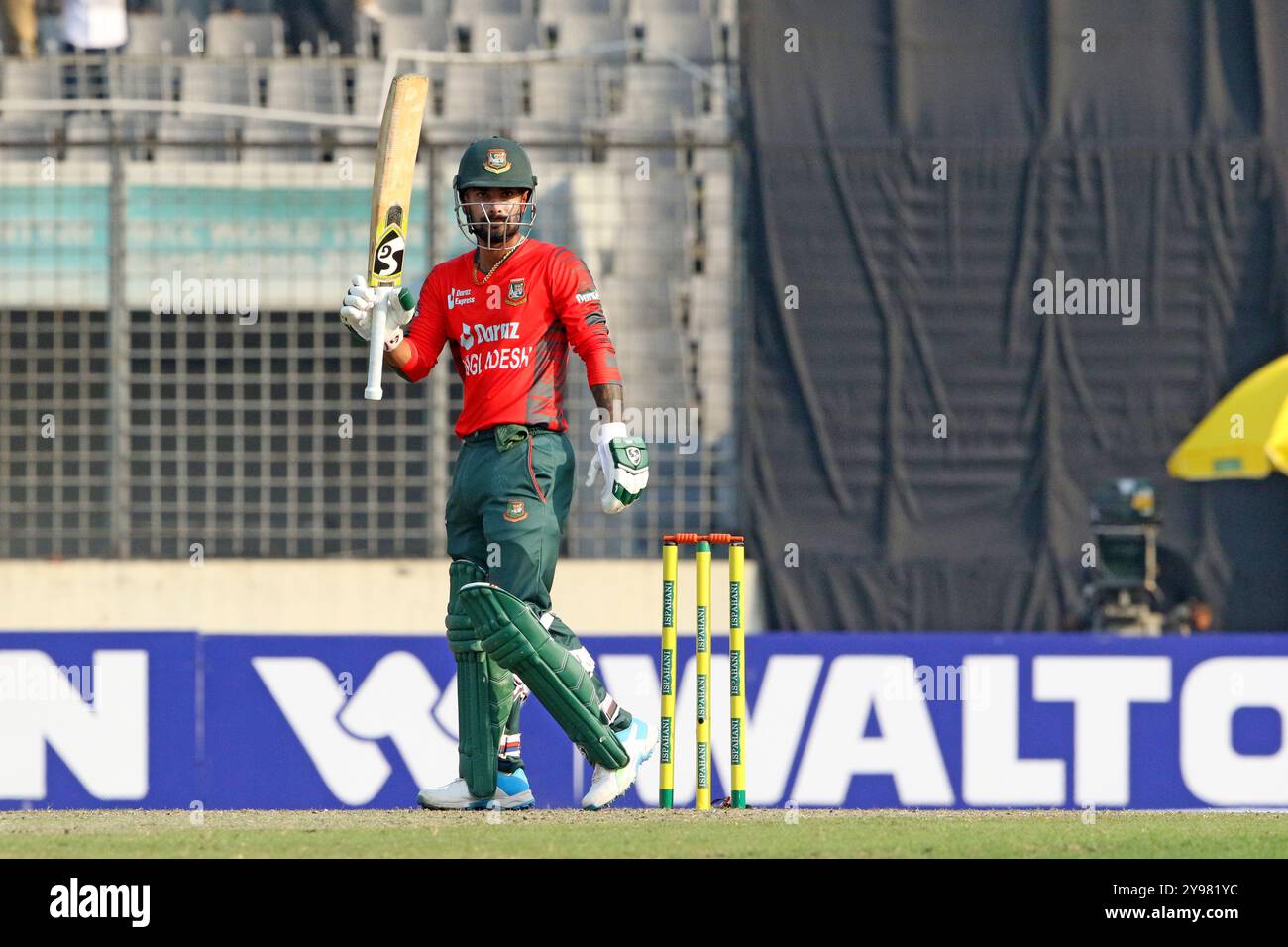 Litton Kumar Das celebra le sue cinquanta corse durante la prima partita T20 di due serie di match in Bangladesh e Afghanistan al Sher-e-Bangla National Cricket Foto Stock