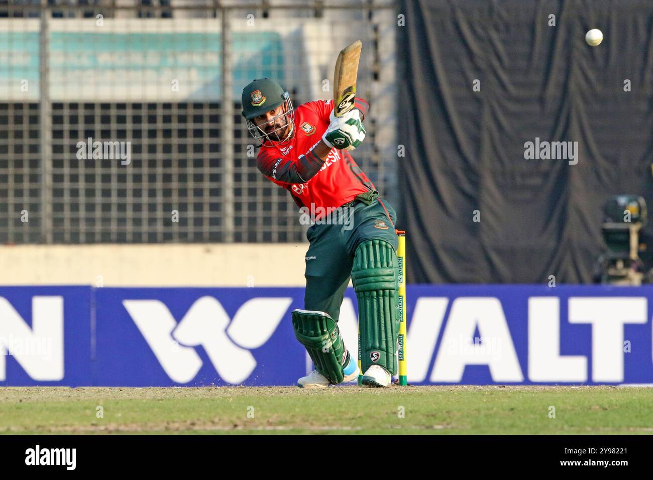 Litton Kumar Das (L) durante la prima partita T20 di due serie di partite al Sher-e-Bangla National Cricket Stadium di Mirpur, DH Foto Stock