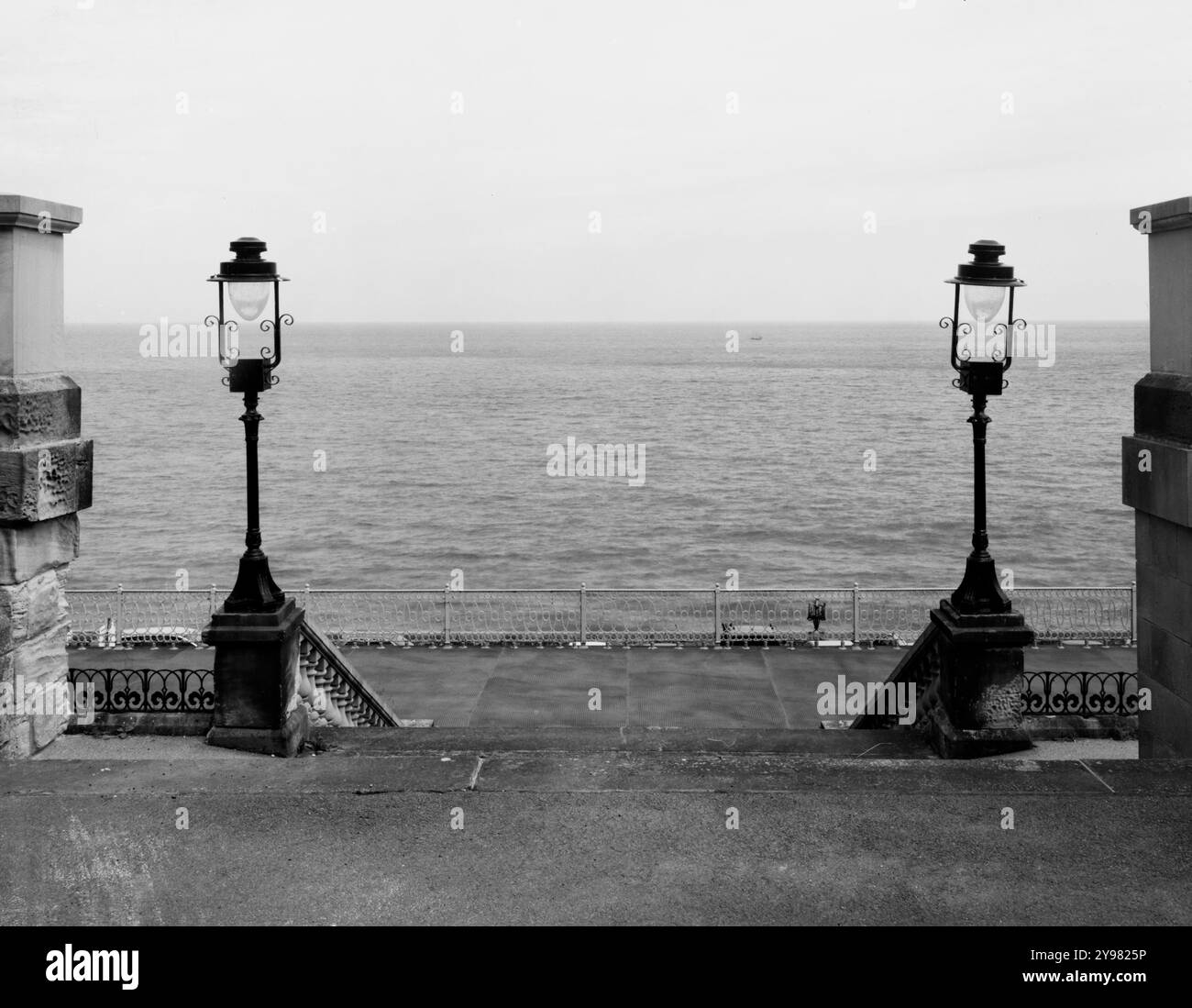 Vista sul mare dall'edificio Spa di Scarborough 2024 girato su un film 5x4 Foto Stock