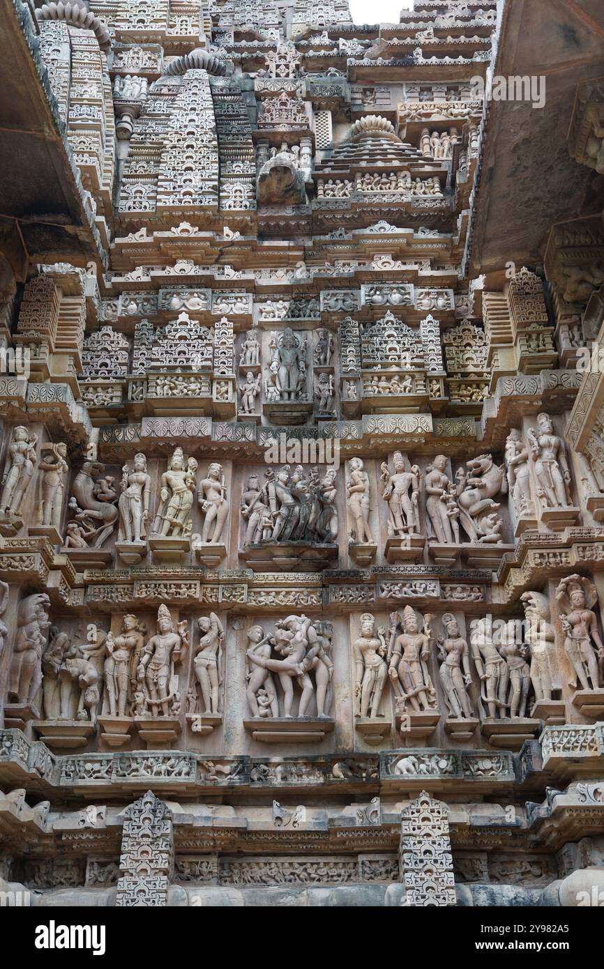 Incisioni in pietra sul muro del Tempio di Lakshmana. Khajuraho Group of Monuments, Chhatarpur, Madhya Pradesh, India. Foto Stock