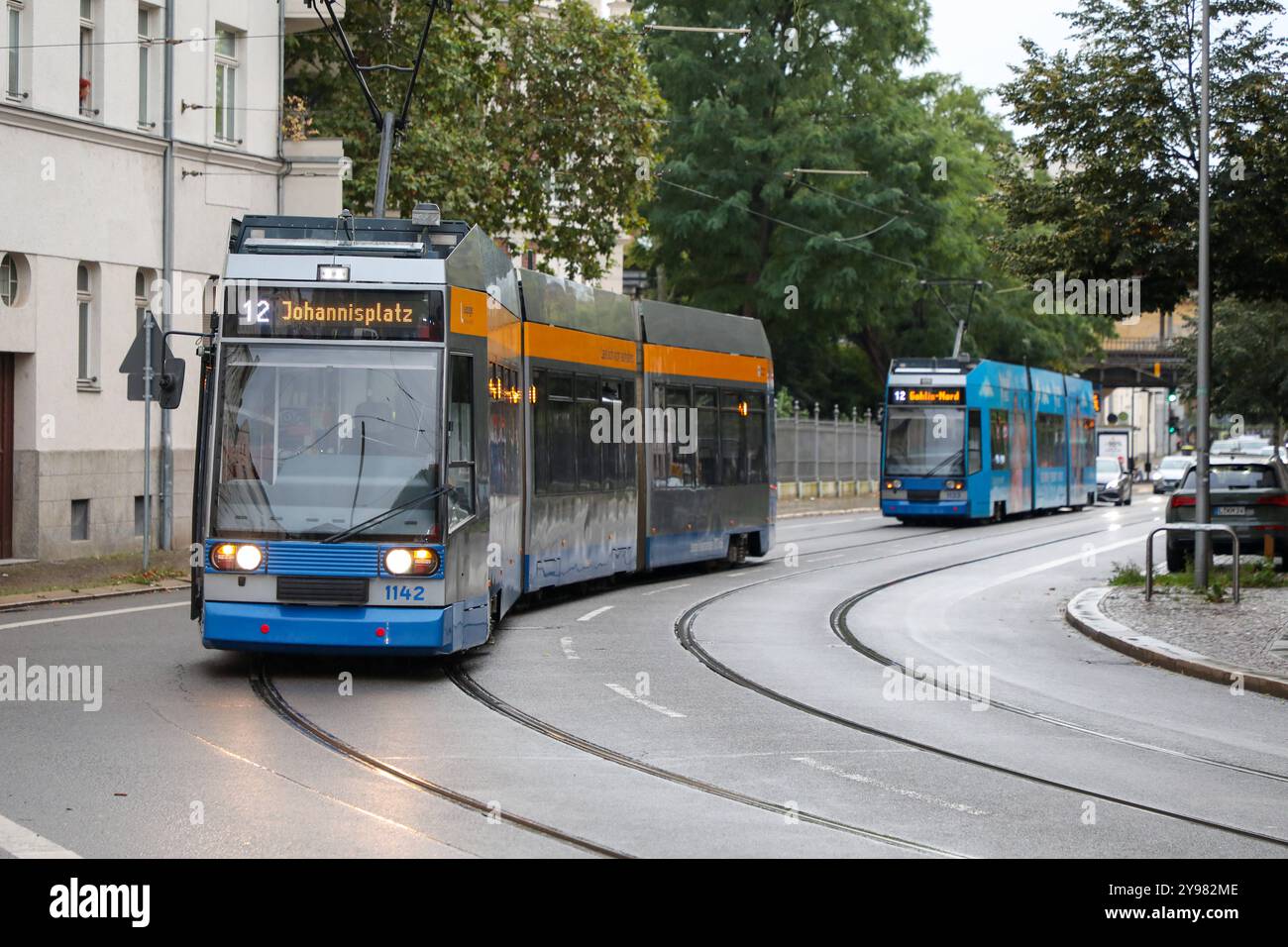 Lipsia - Fahrrad kommt bei regennasser Fahrbahn in Straßenbahn-Schiene: Person schwer verletzt 07.10.2024 gegen 17,15 Uhr Leipzig, Virchowstraße Zu einem schweren Unfall kam es am Montagnachmittag gegen 17,15 Uhr im Leipziger Norden. Auf der Virchowstraße ist ersten Angaben zufolge ein Fahrradfahrer stadteinwärts unterwegs gewesen und dabei bei regennasser Fahrbahn in die Straßenbahnschienen abgekommen. Dort stürzte der Radfahrer männlich oder weiblich derzeit noch unklar und verletzte sich schwer. Der Rettungsdienst sowie die Feuerwehr kümmerten sich um den Verletzten. Auch Ersthelfer waren Foto Stock