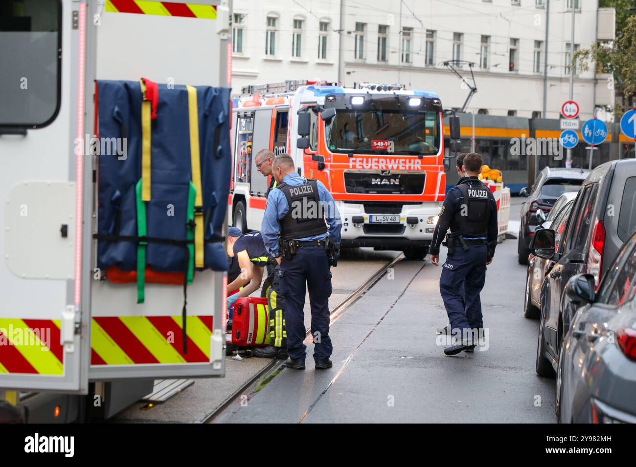 Lipsia - Fahrrad kommt bei regennasser Fahrbahn in Straßenbahn-Schiene: Person schwer verletzt 07.10.2024 gegen 17,15 Uhr Leipzig, Virchowstraße Zu einem schweren Unfall kam es am Montagnachmittag gegen 17,15 Uhr im Leipziger Norden. Auf der Virchowstraße ist ersten Angaben zufolge ein Fahrradfahrer stadteinwärts unterwegs gewesen und dabei bei regennasser Fahrbahn in die Straßenbahnschienen abgekommen. Dort stürzte der Radfahrer männlich oder weiblich derzeit noch unklar und verletzte sich schwer. Der Rettungsdienst sowie die Feuerwehr kümmerten sich um den Verletzten. Auch Ersthelfer waren Foto Stock