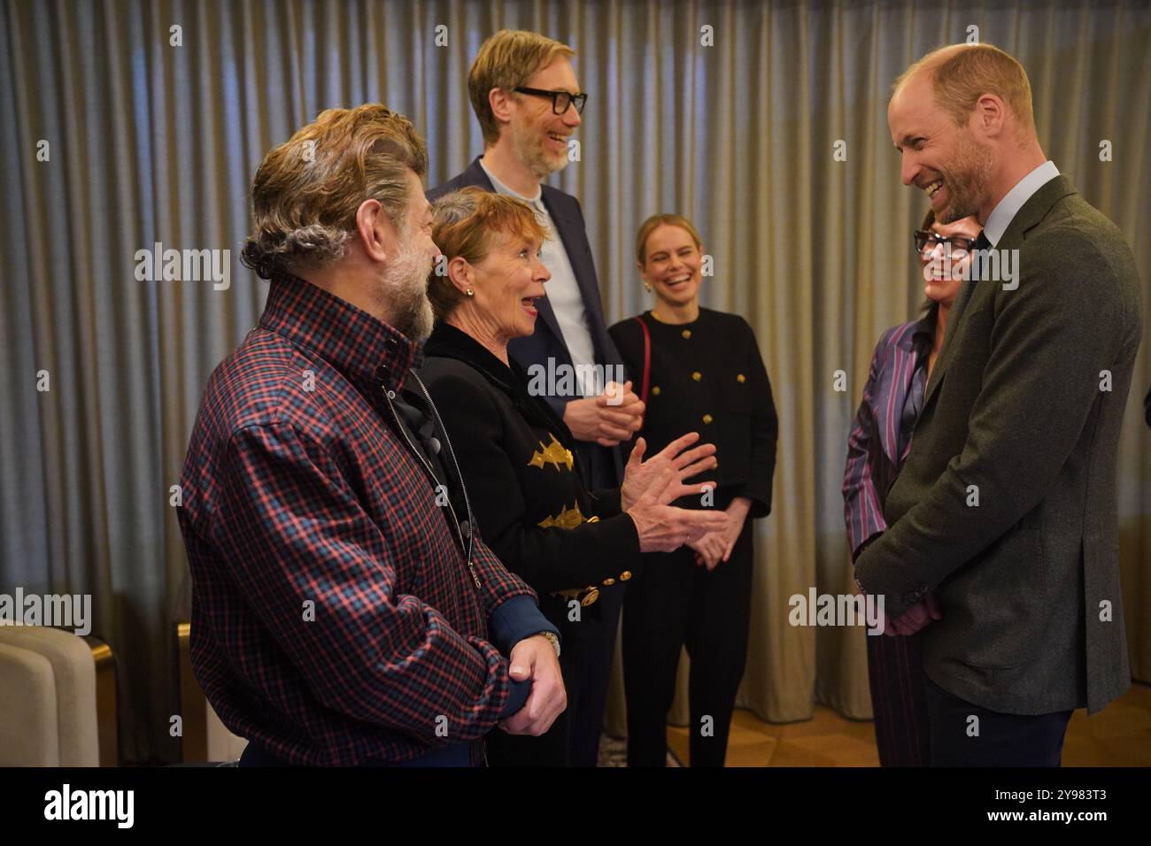 Il Principe di Galles (a destra) parla con (da sinistra a destra) Andy Serkis, Celia Imrie, Stephen Merchant, Mircea Monroe e il CEO di BAFTA Jane Millichip, durante un evento co-condotto da BAFTA e dalla Royal African Society, al BAFTA, a Piccadilly, Londra, per celebrare i giovani creativi e mostrare l'importanza di sostenere i giovani nelle industrie cinematografiche, dei giochi e televisive. Data foto: Mercoledì 9 ottobre 2024. Foto Stock