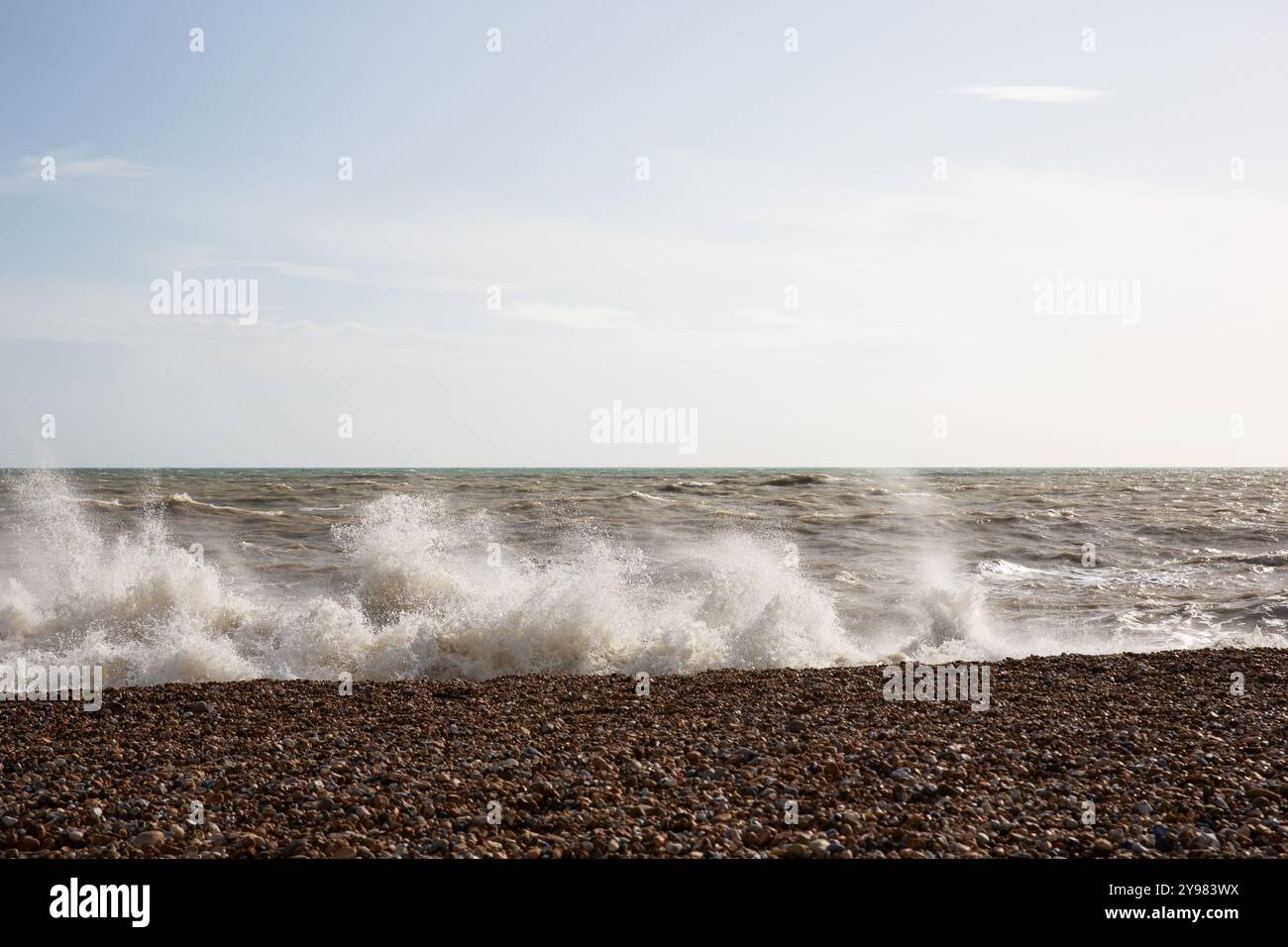 Onde che spruzzano sulla spiaggia di St Leonards, sulla costa meridionale dell'Inghilterra. Foto Stock