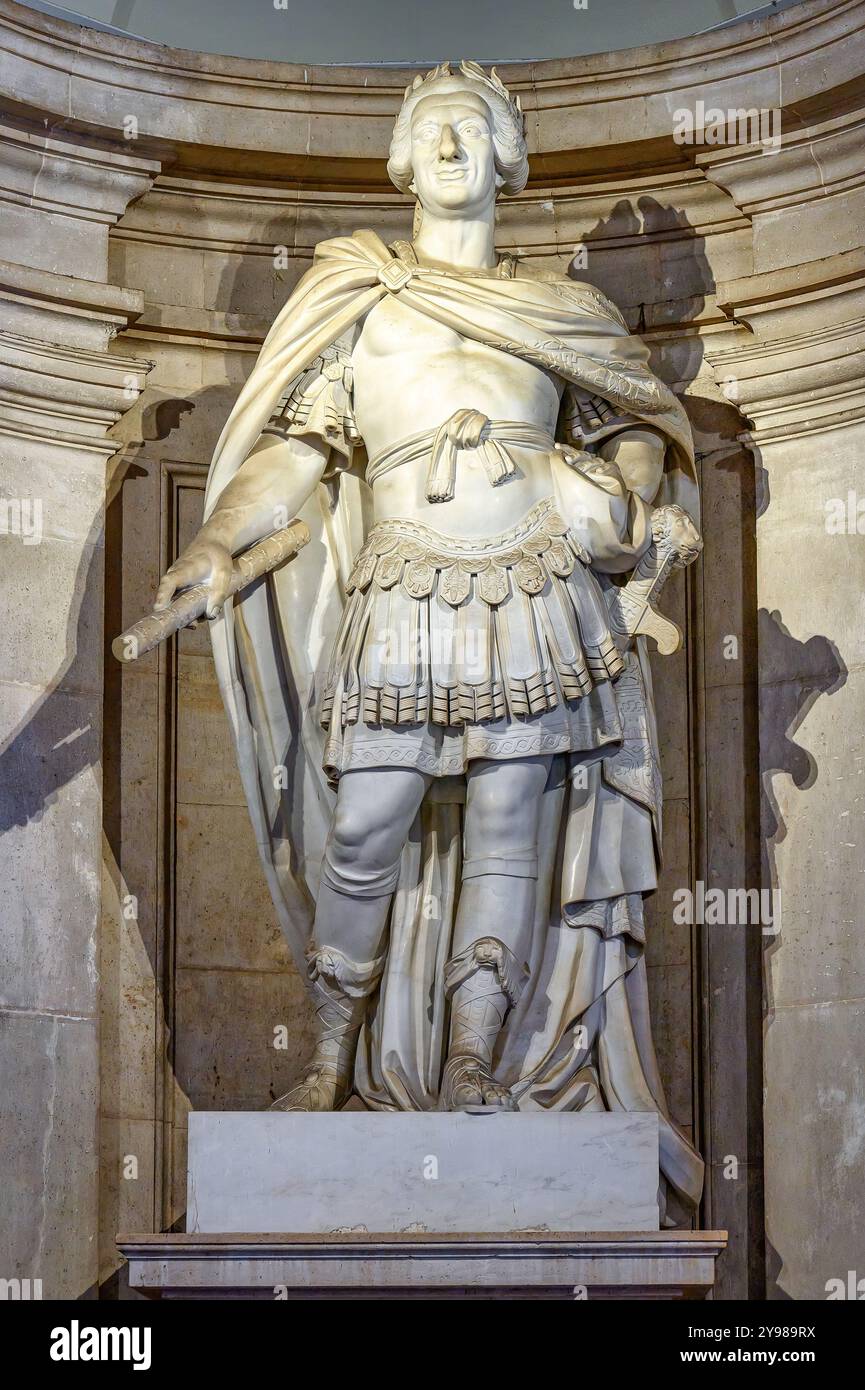 Statua in marmo bianco dall'aspetto maschile all'esterno del Palazzo reale. Foto Stock