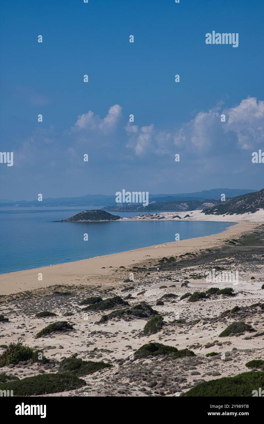 Vista sopraelevata della spiaggia dorata sulla penisola di Karpas Foto Stock