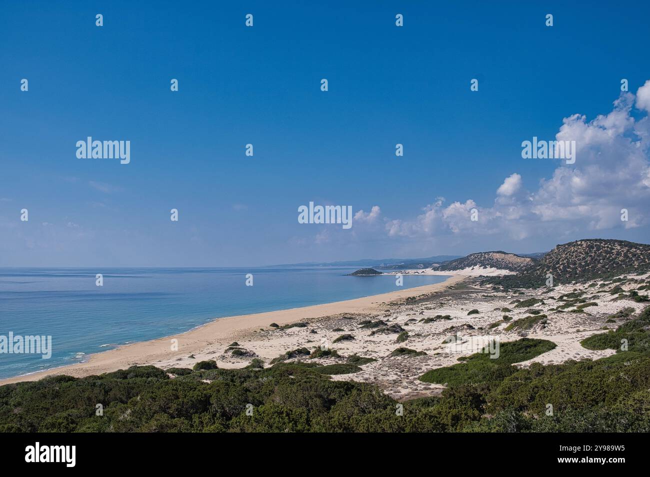 Vista sopraelevata della spiaggia dorata sulla penisola di Karpas Foto Stock