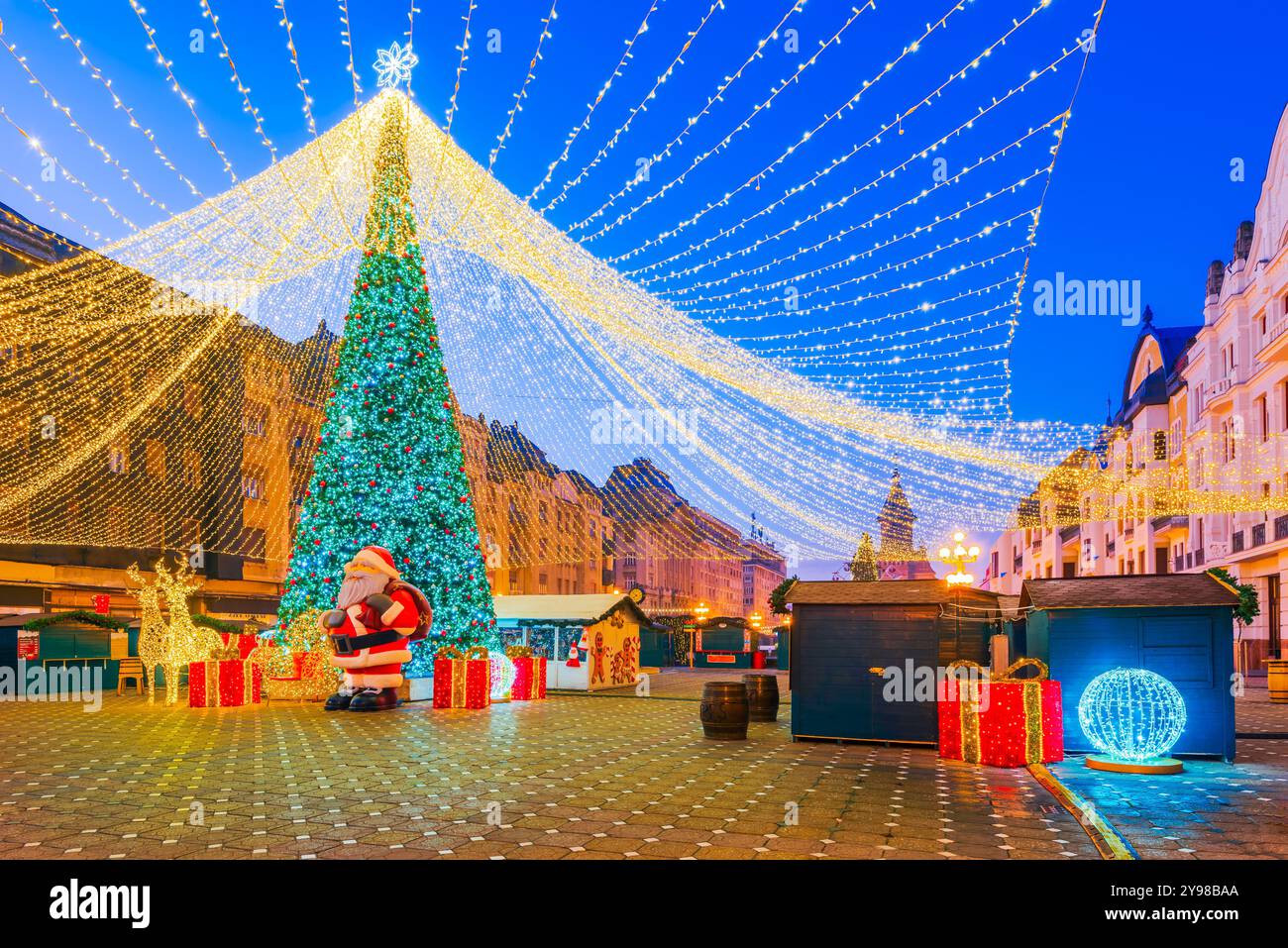 Timisoara, Romania. Paese delle meraviglie festivo con luci scintillanti, artigianato locale, cibo delizioso e intrattenimento stagionale invernale: Victory Square Christm Foto Stock