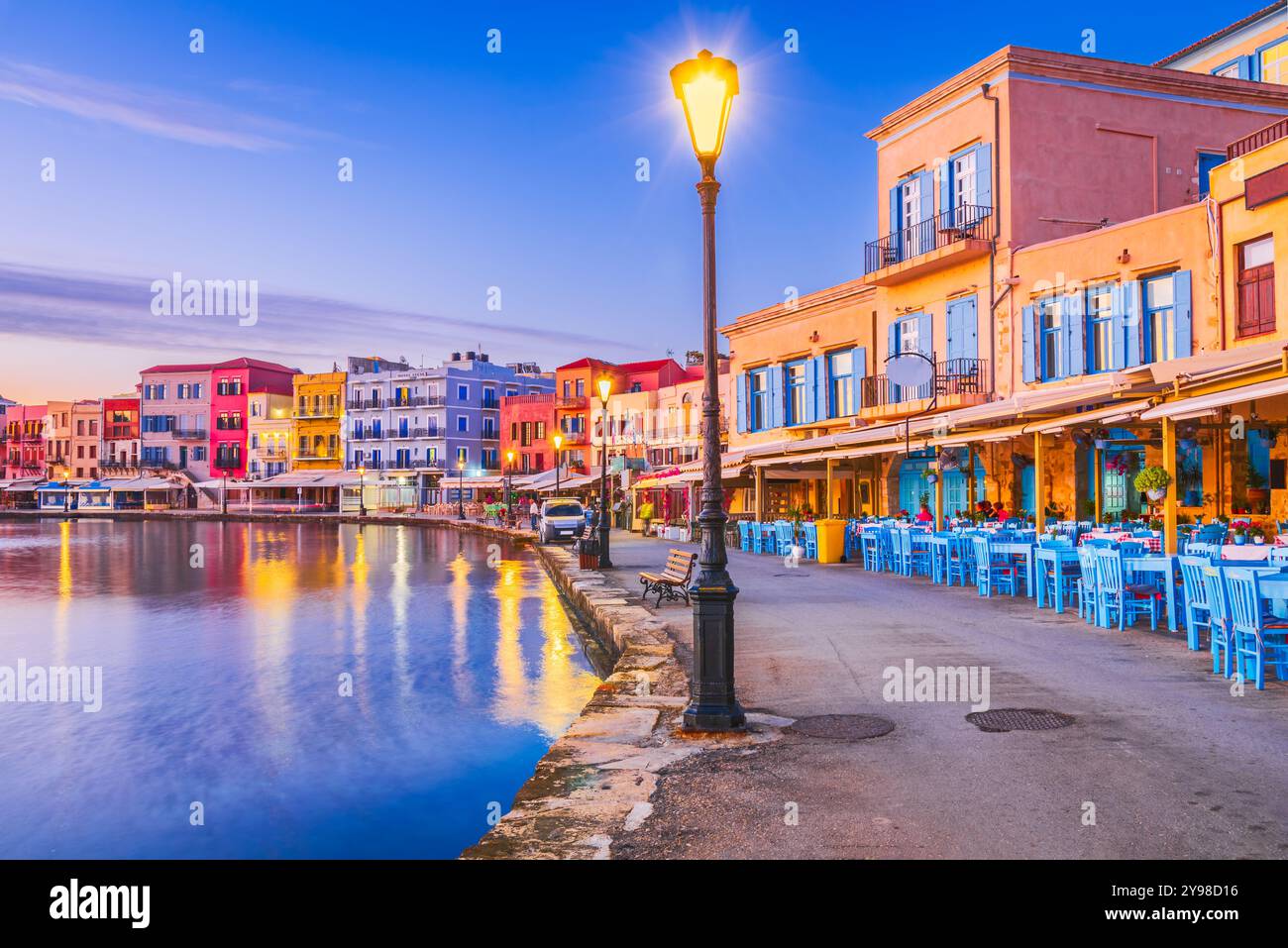 Chania, Creta. Splendida Grecia e i migliori luoghi panoramici - panorama del pittoresco vecchio porto veneziano nella città di Chania. Foto Stock