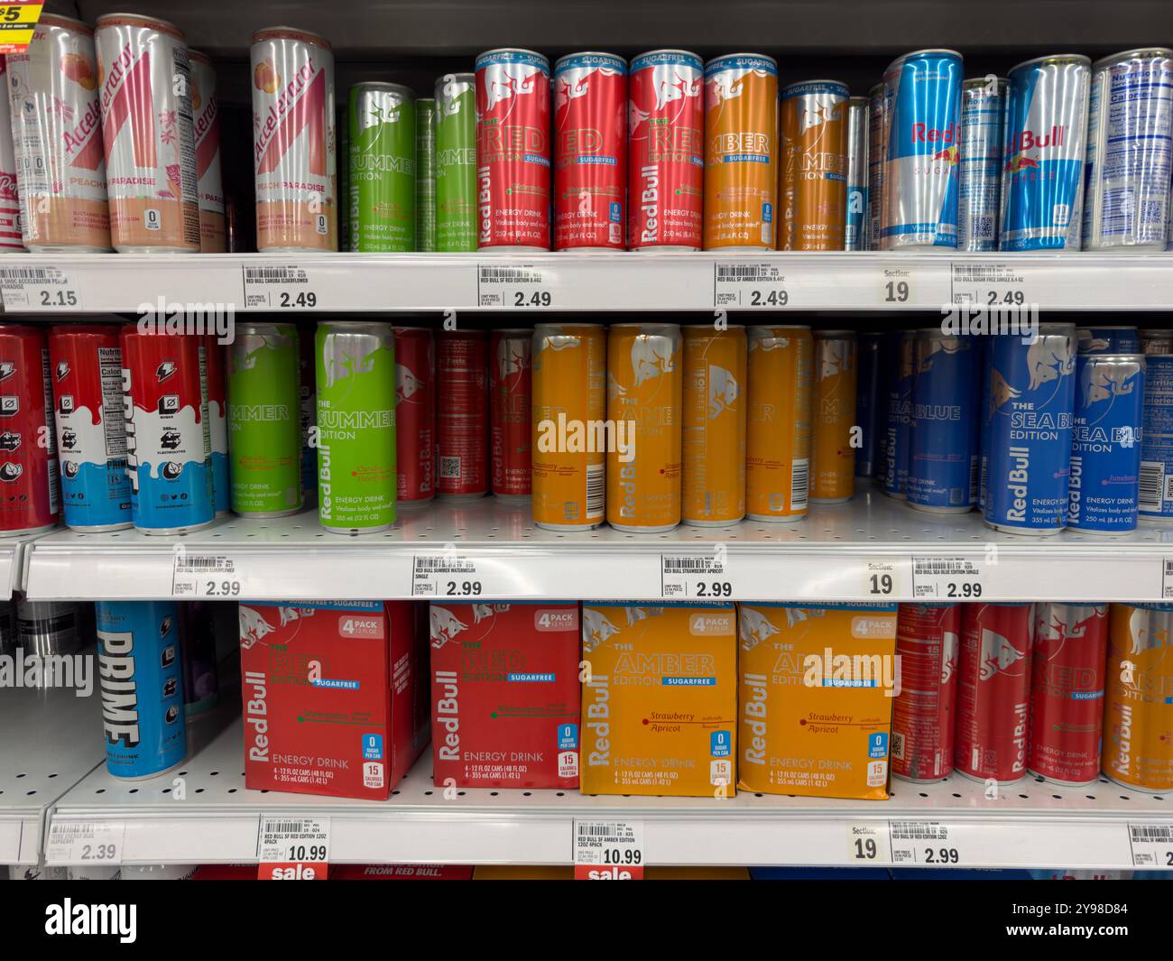 Bevande energetiche su uno scaffale di un negozio Meijer Foto Stock