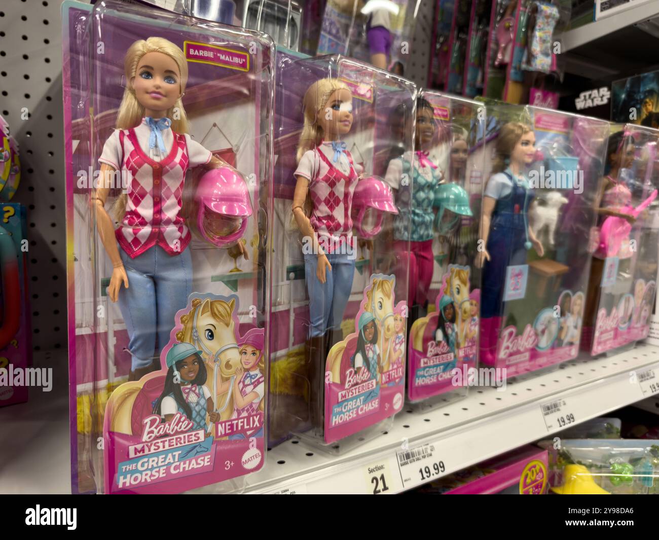 I misteri di Barbie Great Horse Chase le bambole tie-in Netlix in mostra in un negozio Meijer - Immagine stock catturata con smartphone I misteri di Barbie Great Horse Chase le bambole tie-in Netlix in mostra in un negozio Meijer - Immagine stock catturata con smartphone