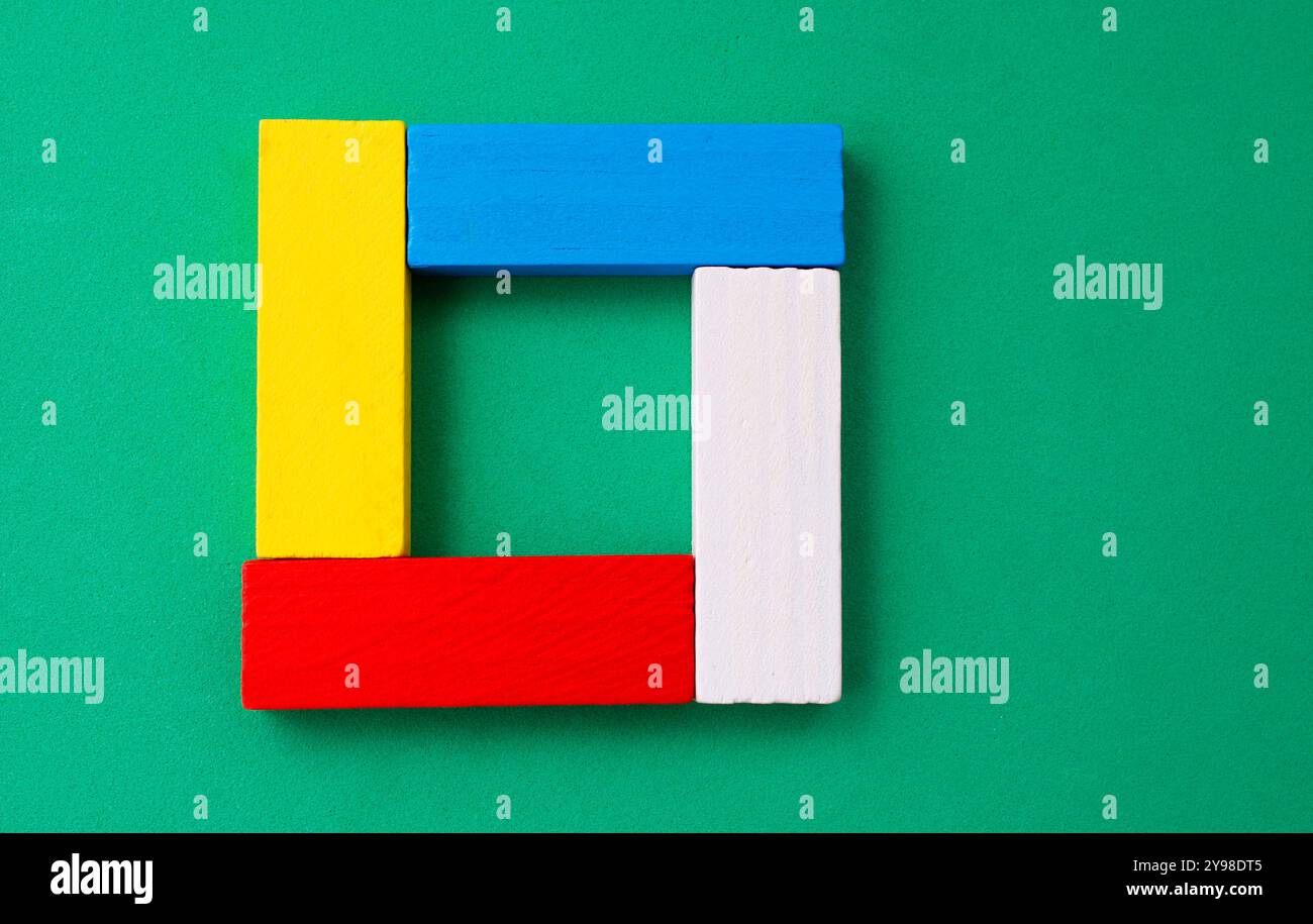 Area quadrata formata da colorati blocchi rettangolari in legno Foto Stock