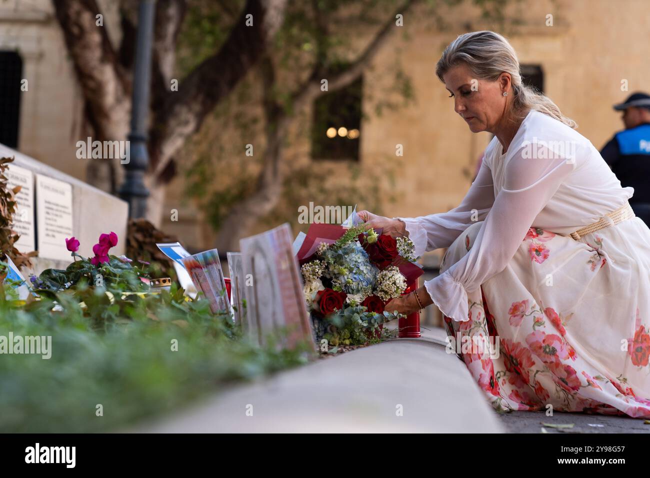 La duchessa di Edimburgo posa fiori al Daphne Memorial, la Valletta, il terzo giorno di un tour reale di Malta per celebrare il 60° anniversario della sua indipendenza e celebrare il patrimonio condiviso del paese e la continua collaborazione con il Regno Unito. Data foto: Mercoledì 9 ottobre 2024. Foto Stock