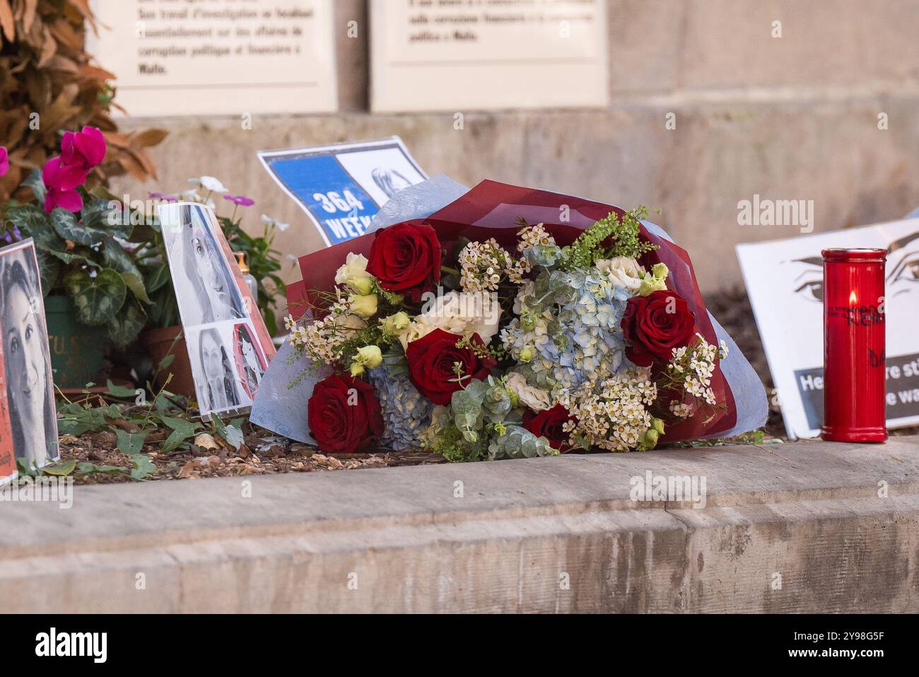 Fiori posati dalla duchessa di Edimburgo al Daphne Memorial, la Valletta, il terzo giorno di un tour reale di Malta per celebrare il 60 ° anniversario della sua indipendenza e celebrare il patrimonio condiviso del paese e la continua collaborazione con il Regno Unito. Data foto: Mercoledì 9 ottobre 2024. Foto Stock