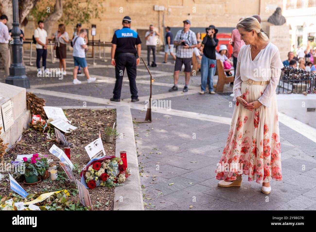 La duchessa di Edimburgo posa fiori al Daphne Memorial, la Valletta, il terzo giorno di un tour reale di Malta per celebrare il 60° anniversario della sua indipendenza e celebrare il patrimonio condiviso del paese e la continua collaborazione con il Regno Unito. Data foto: Mercoledì 9 ottobre 2024. Foto Stock