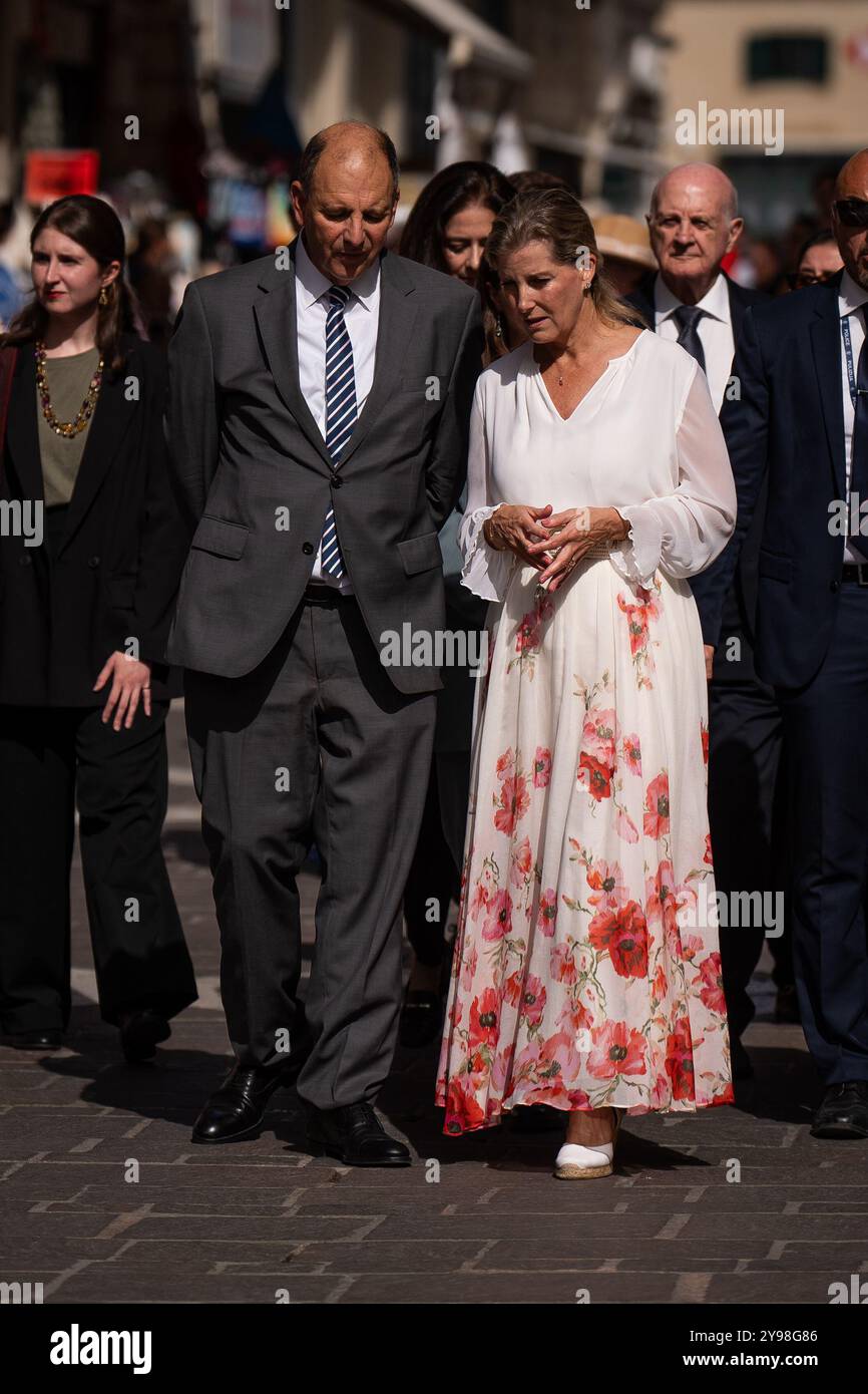 La duchessa di Edimburgo cammina con Peter Caruana Galizia della famiglia Caruana Galizia al Daphne Memorial, la Valletta, per deporre fiori, il terzo giorno di un tour reale di Malta per celebrare il 60 ° anniversario della sua indipendenza e celebrare il patrimonio condiviso del paese e la continua collaborazione con il Regno Unito. Data foto: Mercoledì 9 ottobre 2024. Foto Stock