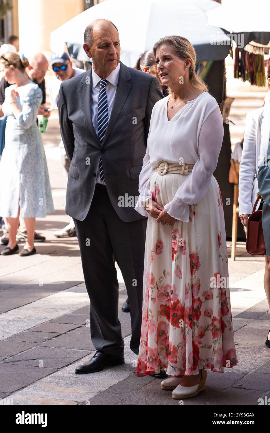 La duchessa di Edimburgo con Peter Caruana Galizia della famiglia Caruana Galizia al Daphne Memorial, la Valletta, per deporre fiori, il terzo giorno di un tour reale di Malta per celebrare il 60° anniversario della sua indipendenza e celebrare il patrimonio condiviso del paese e la continua collaborazione con il Regno Unito. Data foto: Mercoledì 9 ottobre 2024. Foto Stock