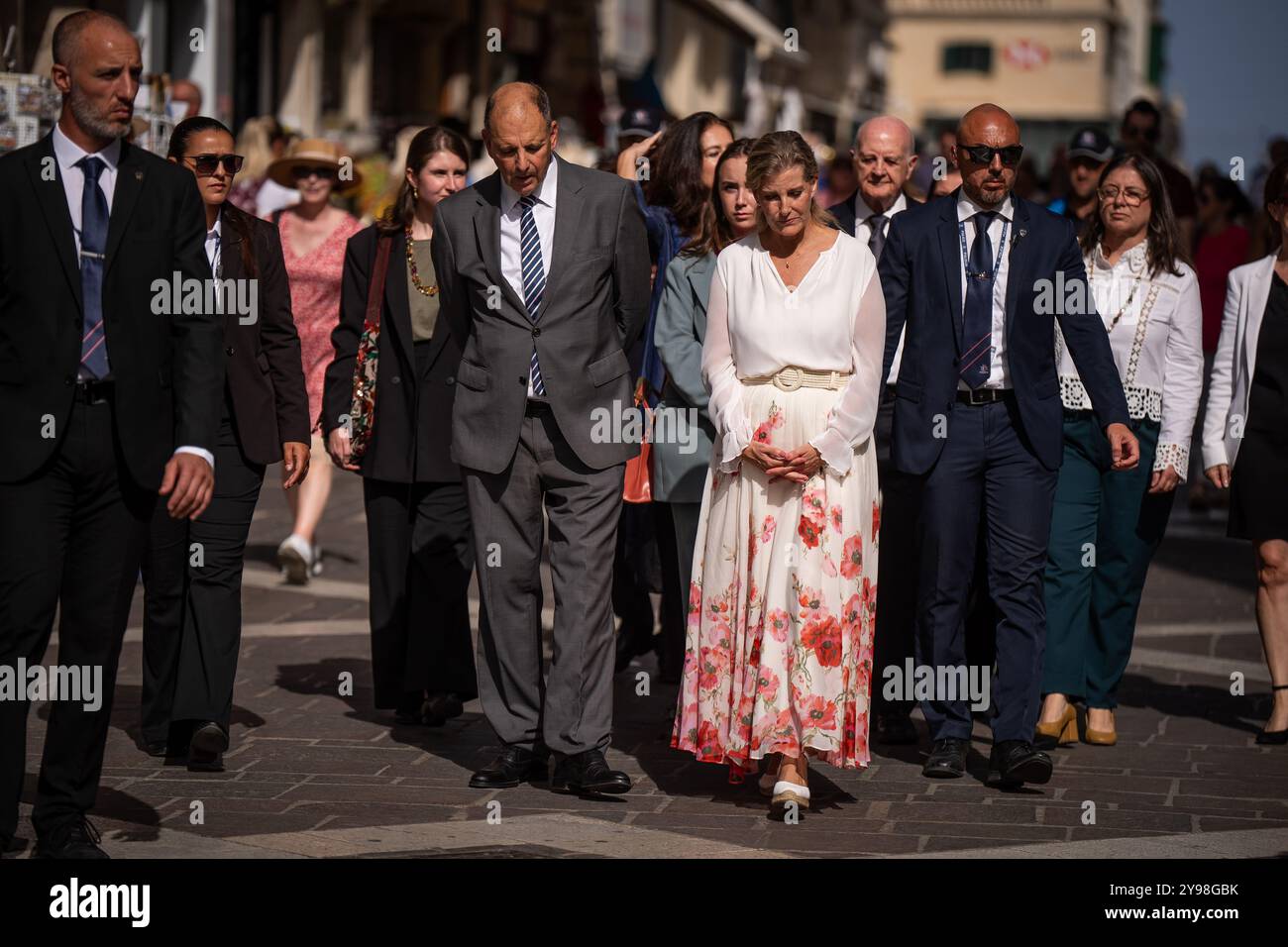 La duchessa di Edimburgo cammina con Peter Caruana Galizia della famiglia Caruana Galizia al Daphne Memorial, la Valletta, per deporre fiori, il terzo giorno di un tour reale di Malta per celebrare il 60 ° anniversario della sua indipendenza e celebrare il patrimonio condiviso del paese e la continua collaborazione con il Regno Unito. Data foto: Mercoledì 9 ottobre 2024. Foto Stock