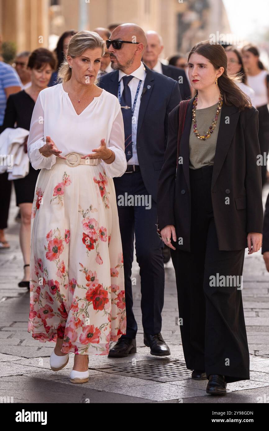 La duchessa di Edimburgo cammina con Amy Mallia della famiglia Caruana Galizia dopo aver deposto fiori al Daphne Memorial, la Valletta, il terzo giorno di un tour reale di Malta per celebrare il 60 ° anniversario della sua indipendenza e celebrare il patrimonio condiviso del paese e la continua collaborazione con il Regno Unito. Data foto: Mercoledì 9 ottobre 2024. Foto Stock
