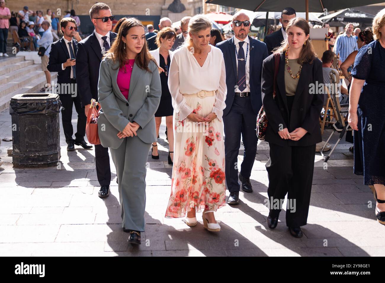 La duchessa di Edimburgo cammina con Megan Mallia (a sinistra) e Amy Mallia (a destra) della famiglia Caruana Galizia dopo aver deposto fiori al Daphne Memorial, la Valletta, il terzo giorno di un tour reale di Malta per celebrare il 60 ° anniversario della sua indipendenza e celebrare il patrimonio condiviso del paese e la continua collaborazione con il Regno Unito. Data foto: Mercoledì 9 ottobre 2024. Foto Stock