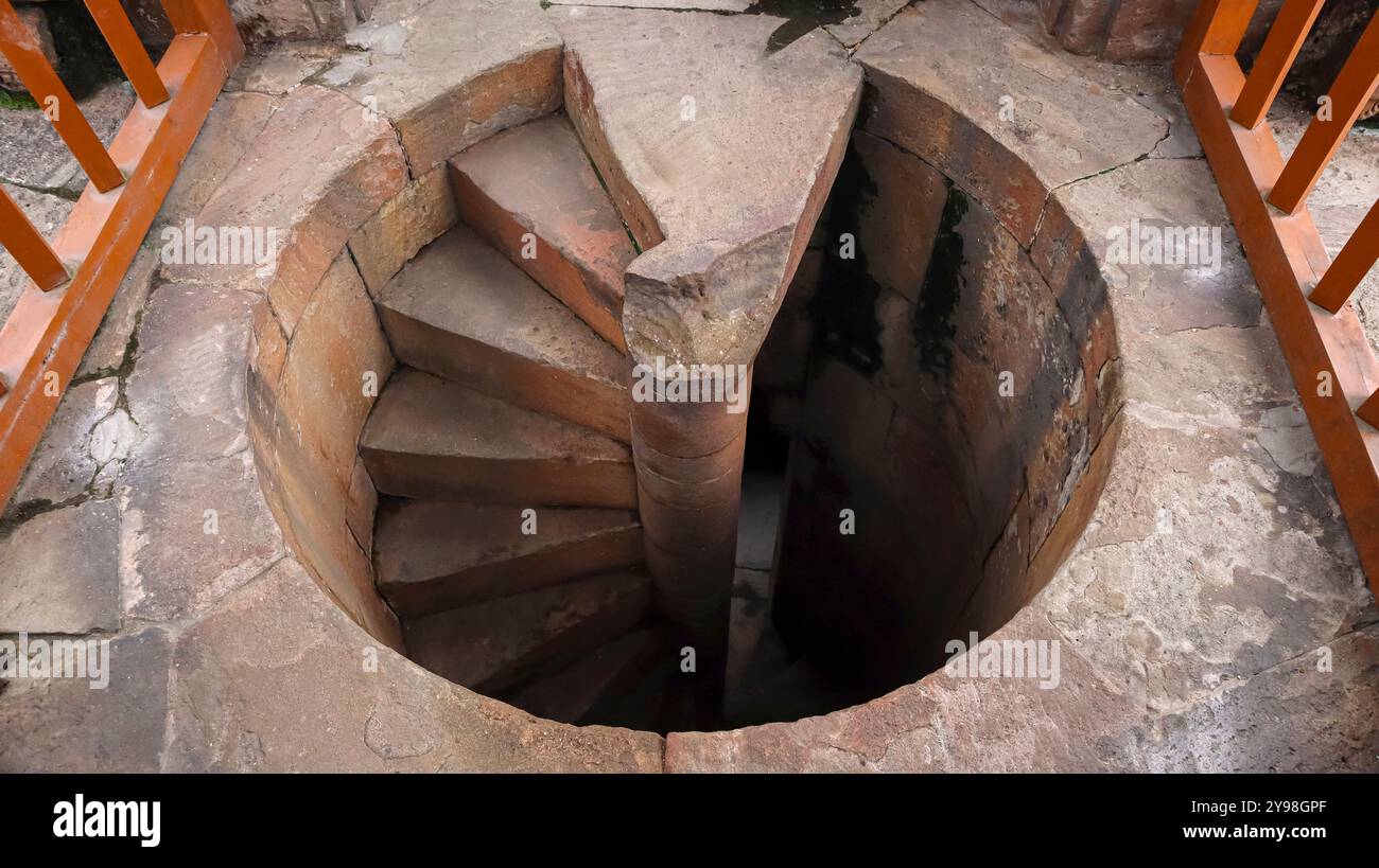 Antichi passi perfettamente circolari del pozzo di gradini di Bai Harir, Ahmedabad, Gujarat, India. Foto Stock