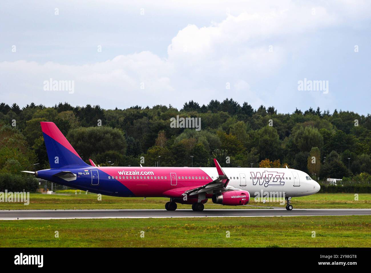 Stockbilder 10/2024 Wizz Air Flugzeug auf dem Hamburg Airport Helmut Schmidt *** foto d'archivio 10 2024 Wizz Air Airplane at Hamburg Airport Helmut Schmidt Copyright: XLobeca/RalfxHomburgx Foto Stock