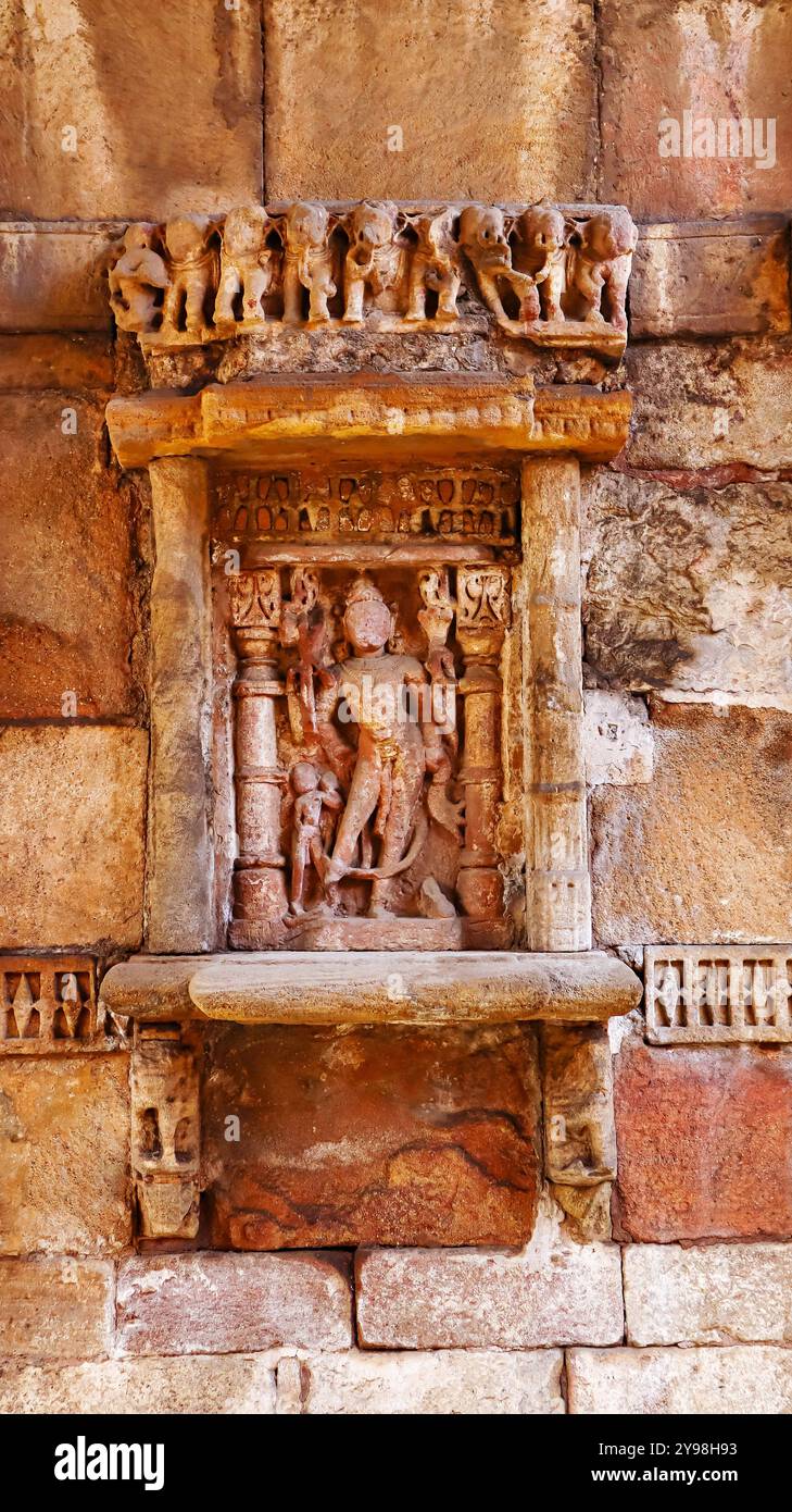 Vista delle rovine della scultura del Signore Shiva a Jethabhai Ni Vav, Ahmedabad, Gujarat, India. Foto Stock