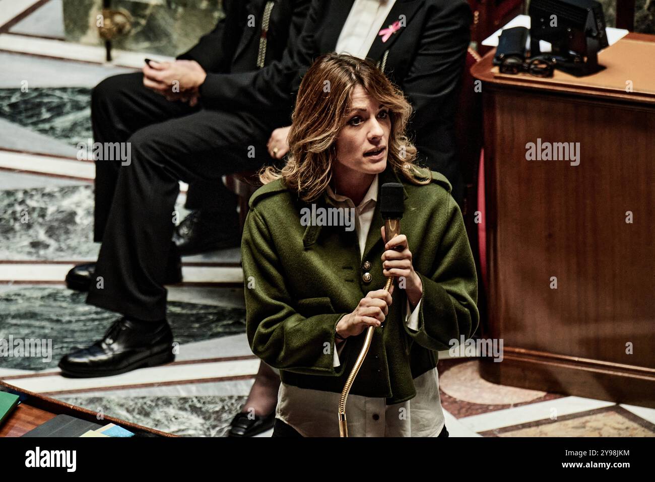 Antonin Burat / le Pictorium - sessione delle interrogazioni al governo dell'8 ottobre 2024, all'Assemblea nazionale francese - 08/10/2024 - Francia / Parigi - il portavoce del governo Maud Bregeon risponde ai parlamentari durante la sessione delle interrogazioni al governo dell'8 ottobre 2024, nell'Assemblea nazionale francese. Foto Stock
