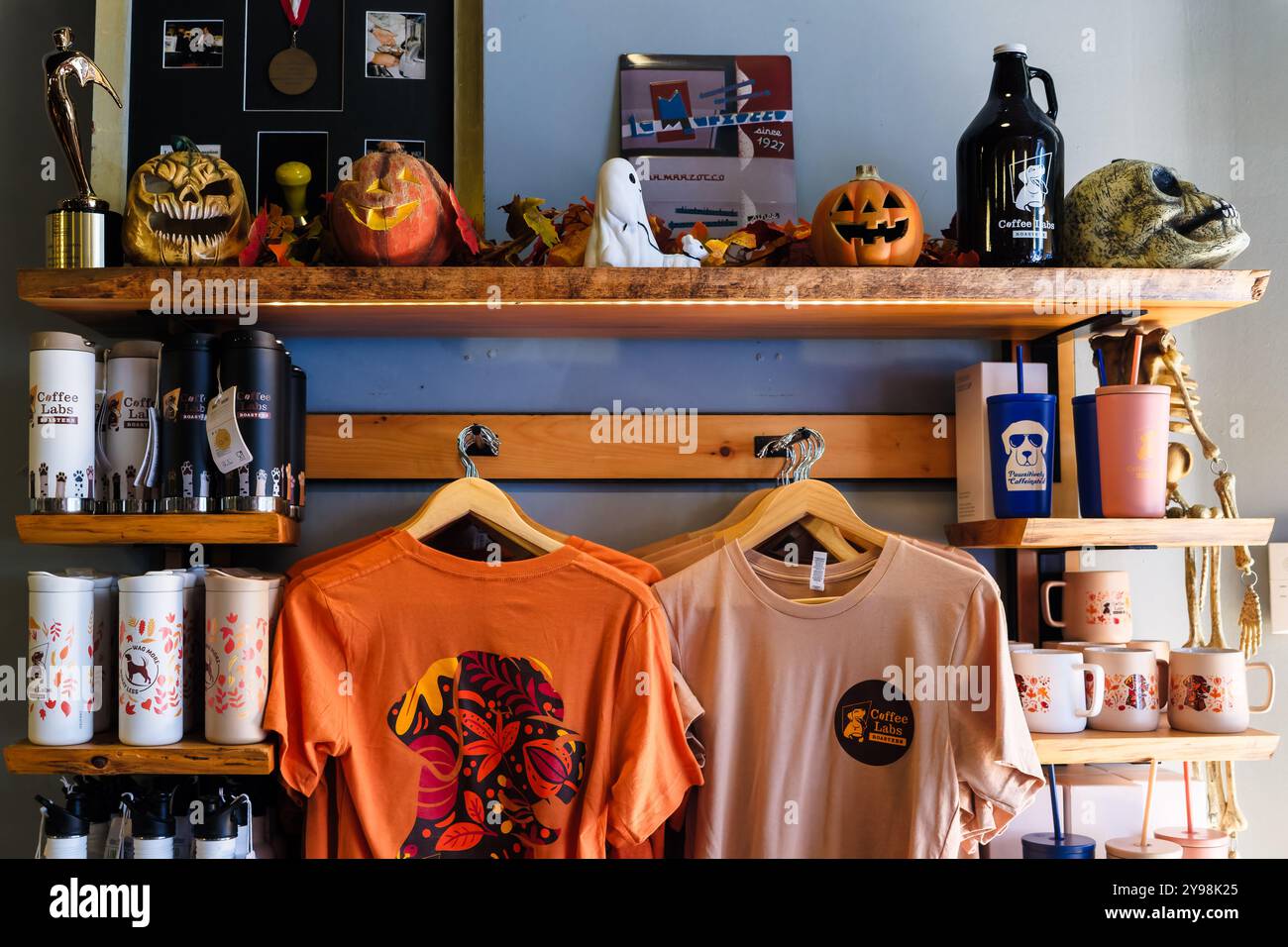 Coffe Shop mostra di merchandising fotografata a Broadway, Tarrytown l'8 ottobre 2024. La zona è una calamita per i turisti durante Hallowen, come casa dello scrittore e poeta Washington Irving, famosa per i racconti "Rip Van Winkle" e "la leggenda di Sleepy Hollow". Che in seguito divenne un grande film di Hollywood. Foto Stock