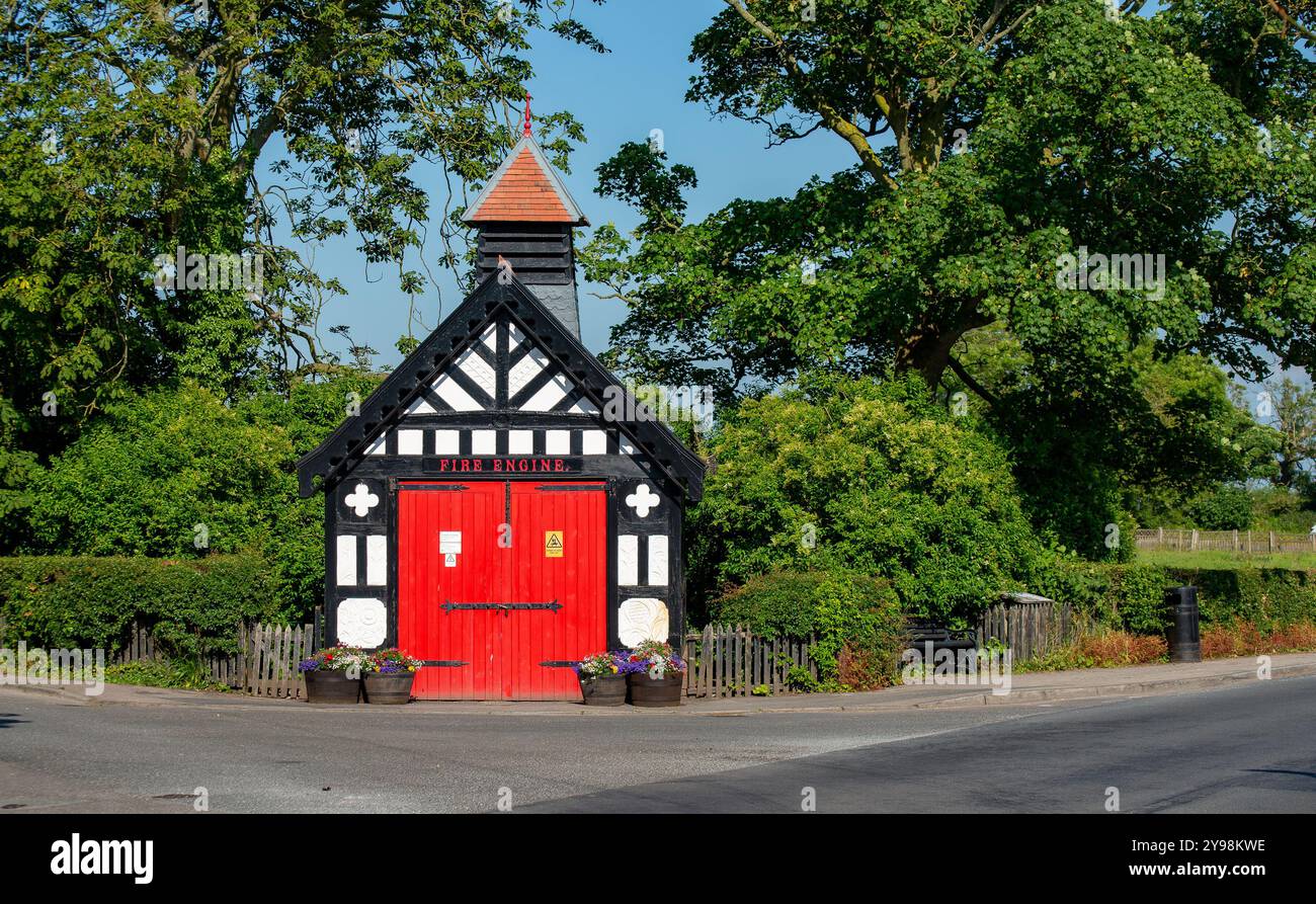 Vecchia stazione dei vigili del fuoco Singleton Lancashire Inghilterra Regno Unito. Ex abitazione classificata di grado 2 per un motore antincendio. Ora una sottostazione elettrica. Foto Stock