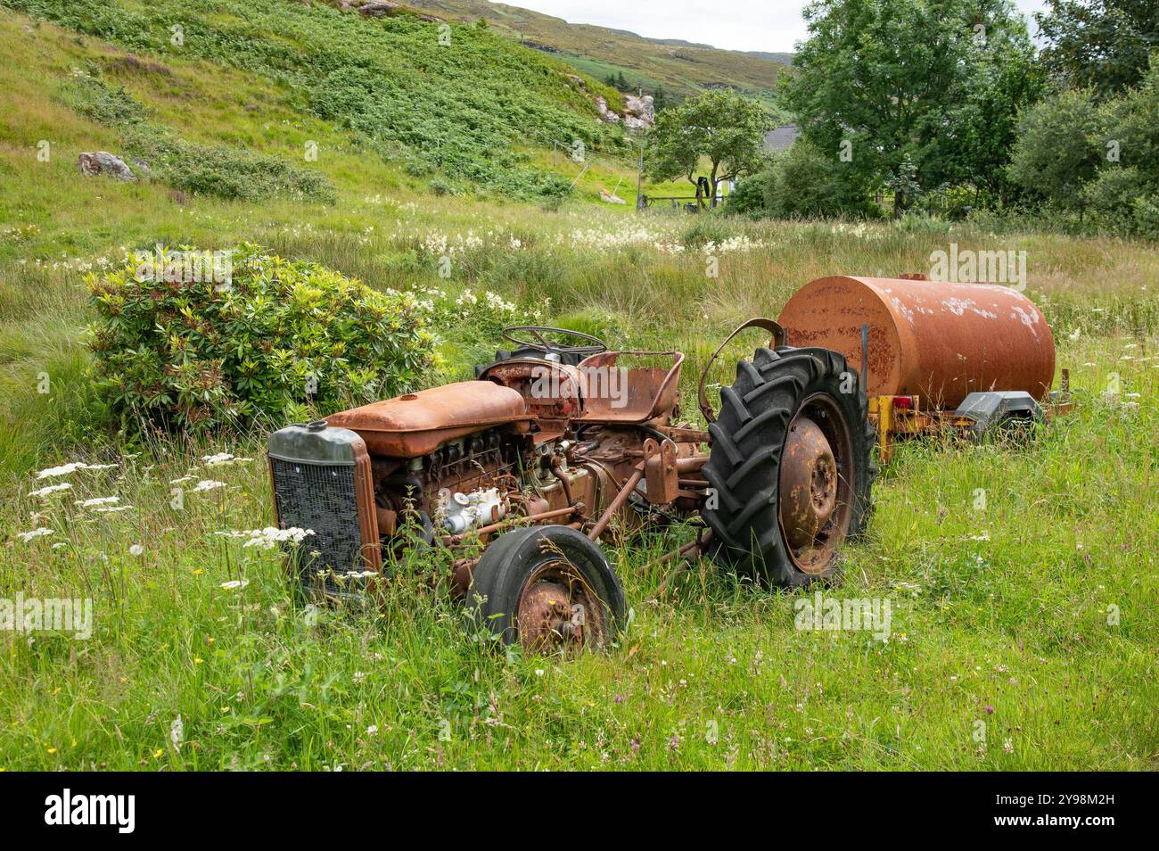 Vecchio trattore e petroliera, Camustiel, Applecross, Wester Ross, Highlands scozzesi, REGNO UNITO Foto Stock