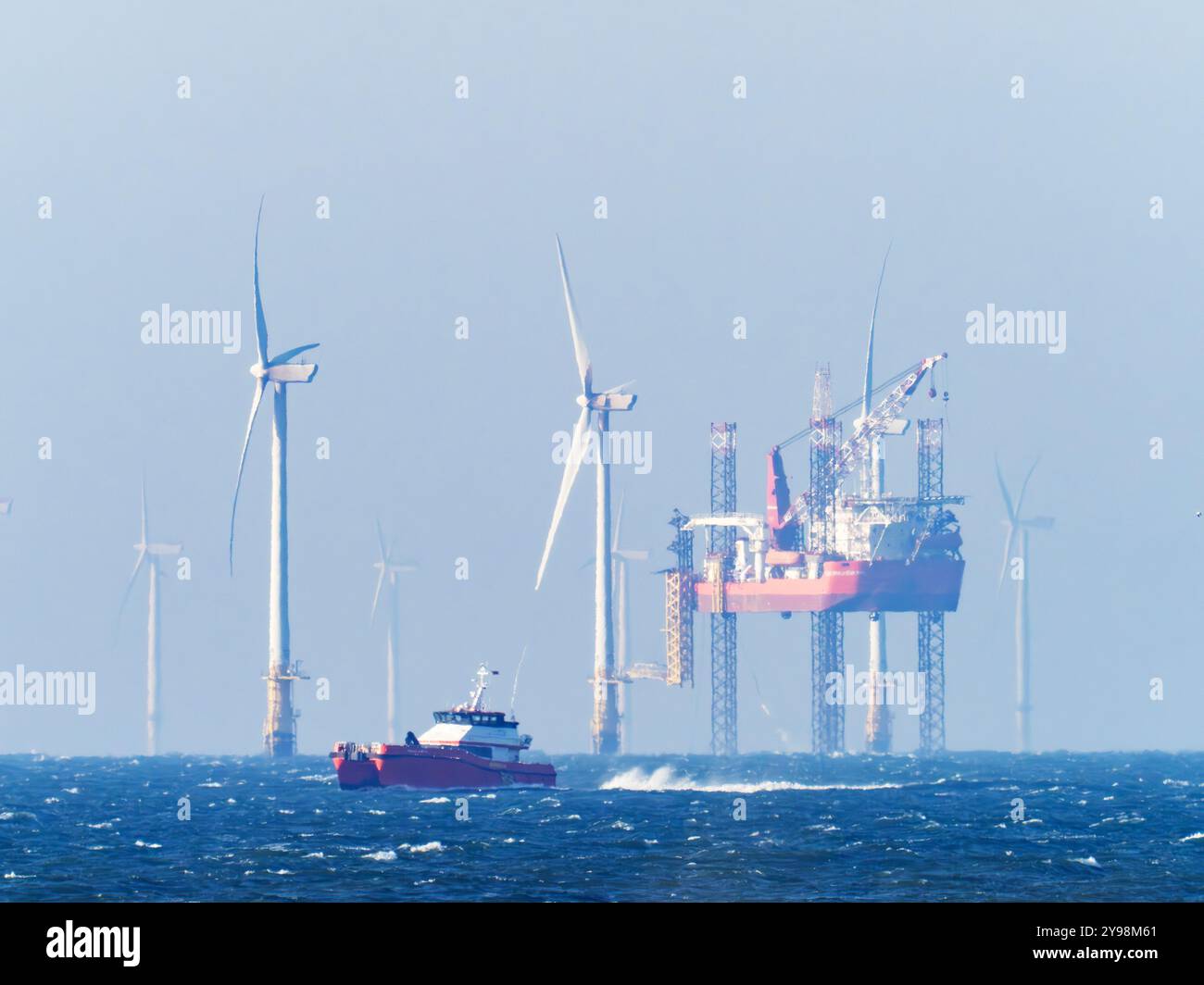 Una chiatta con jackup che lavora sul parco eolico offshore di Walney Island, Cumbria, Regno Unito. Foto Stock