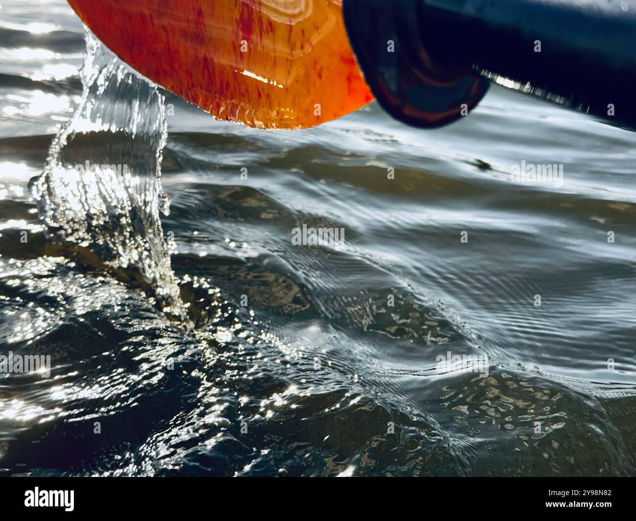 Kayak a pagaia fuori dall'acqua con gocce d'acqua che cadono Foto Stock