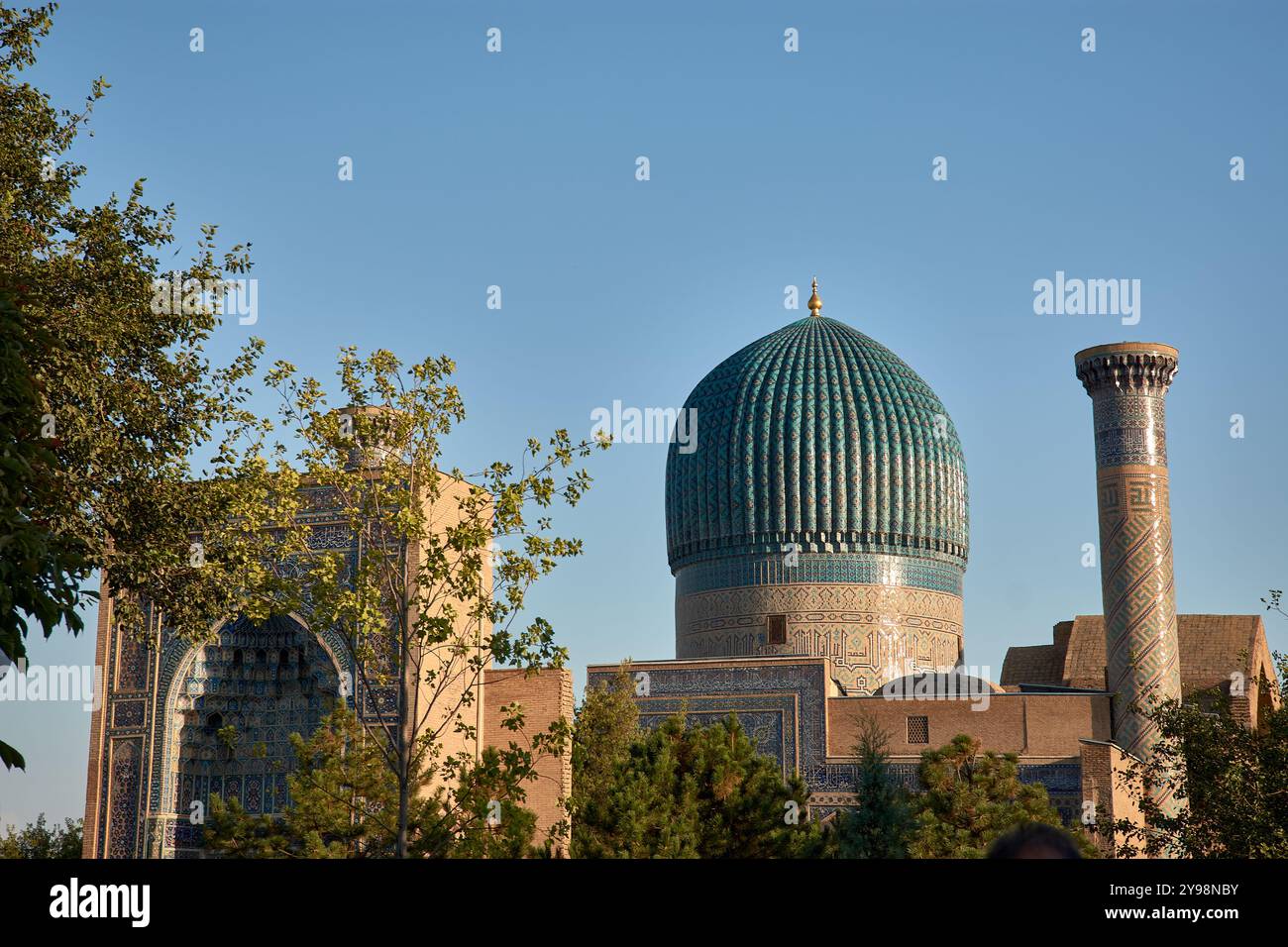 Splendida cupola blu e torreggiante minareto del Mausoleo di Gur-e-Amir, il luogo di sepoltura del conquistatore Timur (Tamerlano), situato a Samarcanda, Uzbeki Foto Stock