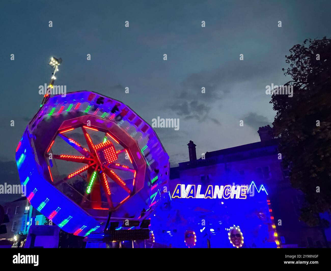 Giostre alla fiera Chipping Norton Mop Fair nelle Cotswolds - Immagine stock catturata con smartphone