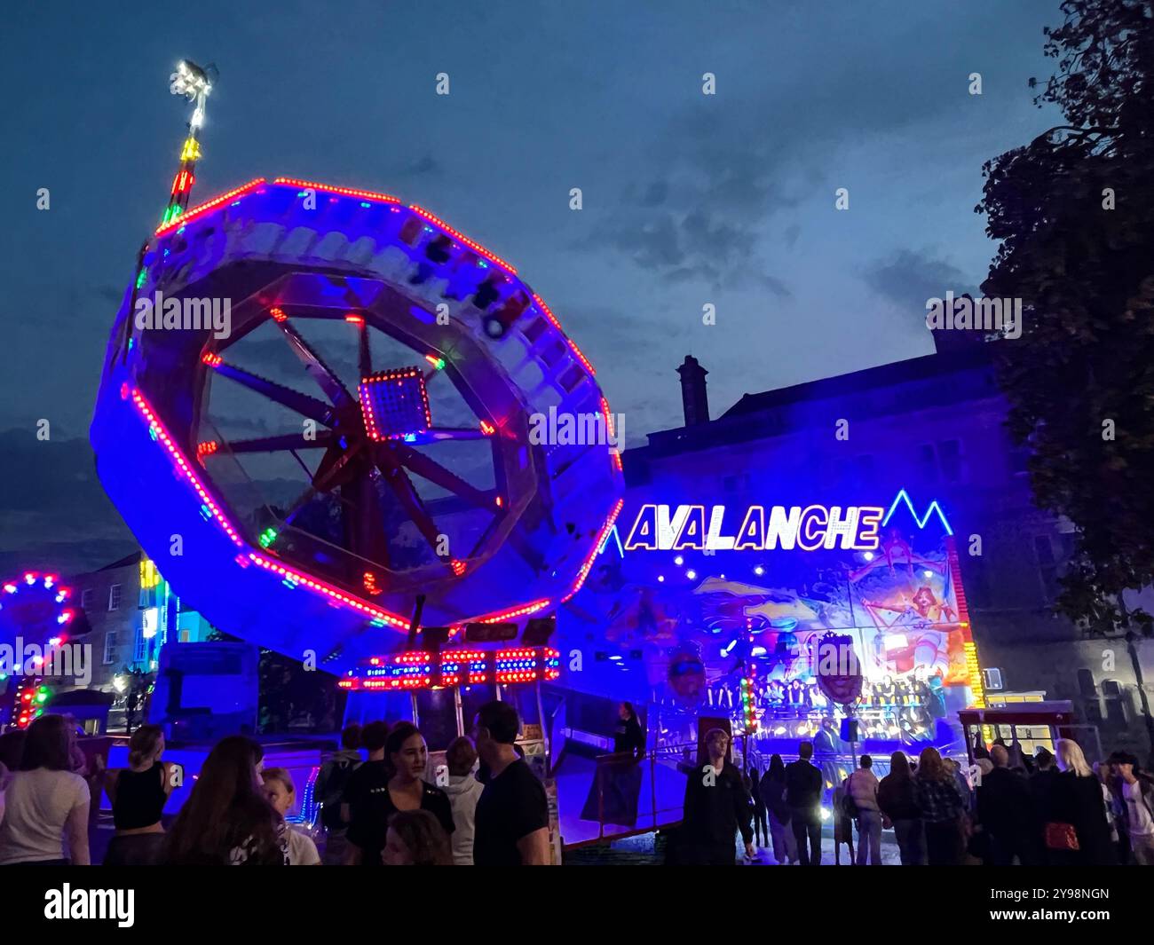 Giostre alla fiera Chipping Norton Mop Fair nelle Cotswolds - Immagine stock catturata con smartphone