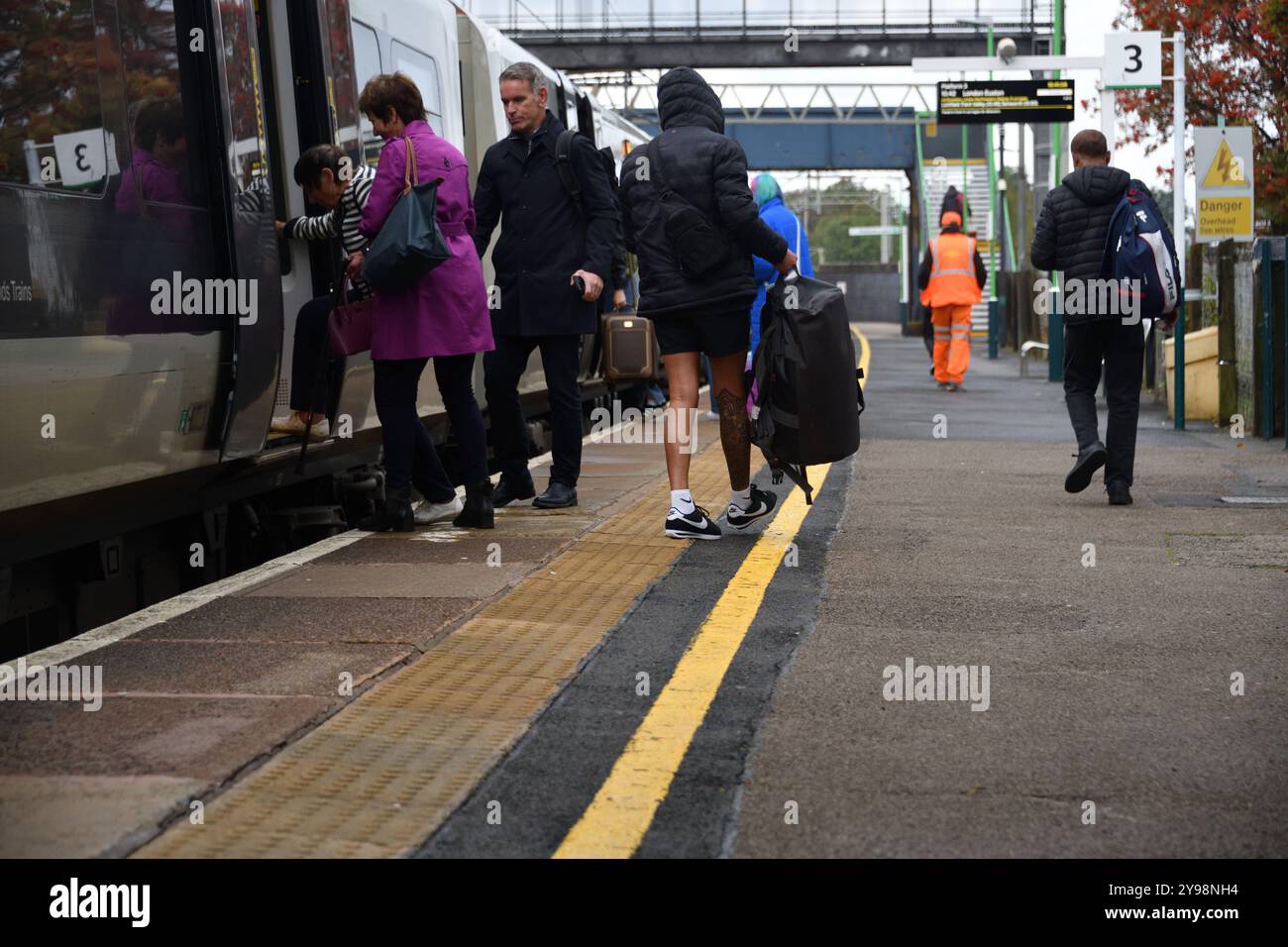 I passeggeri si imbarcano su un servizio della London Northwestern Railway Crewe per la London Euston a Rugeley Trent Valley il 9 ottobre 2024 Foto Stock