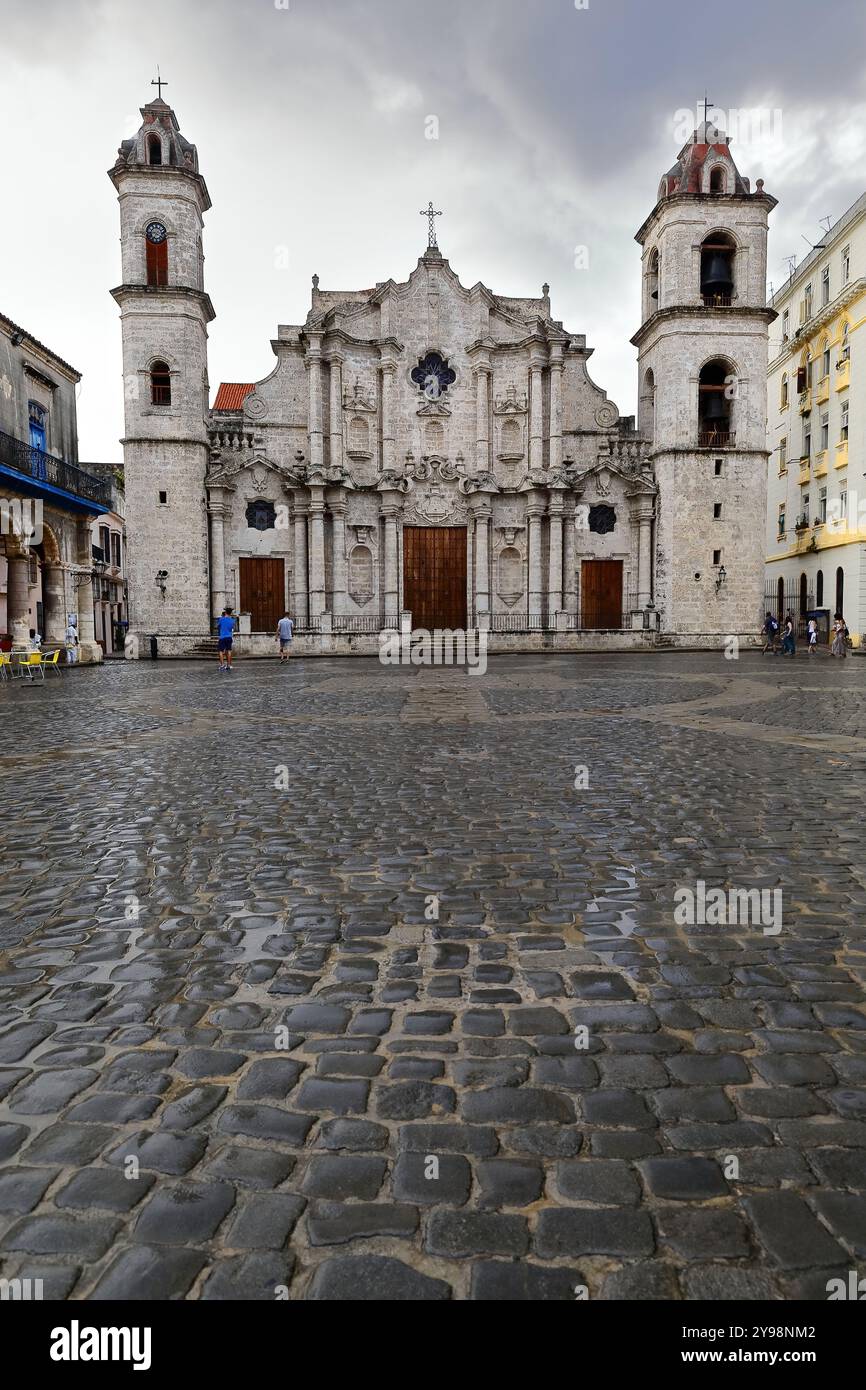 789 Cattedrale di San Cristobal, facciata principale rivolta a sud-est, in stile barocco dal 1748 al 1777 d.C., vista dall'altra parte della piazza bagnata dopo la pioggia. L'Avana-Cuba. Foto Stock