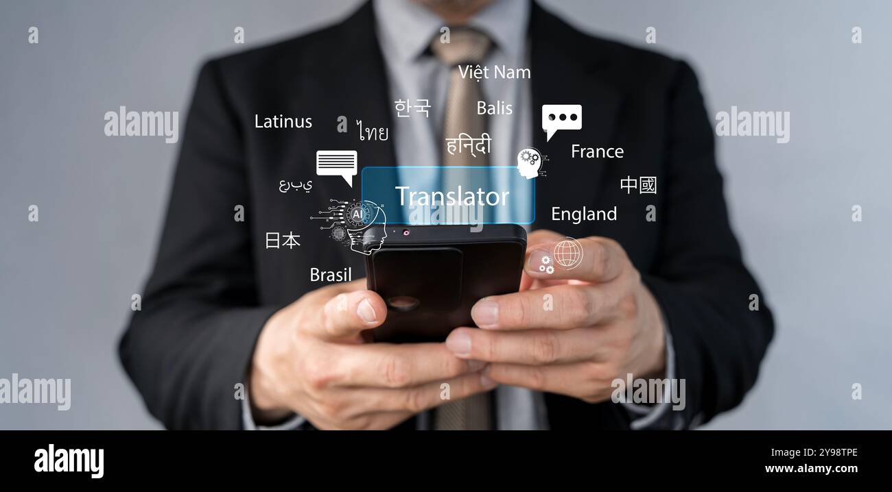 Concetto di applicazione per la traduzione linguistica basata sull'INTELLIGENZA ARTIFICIALE. Una persona possiede uno smartphone che visualizza un'app di traduzione basata sull'intelligenza artificiale. Lo schermo presenta robot e mult Foto Stock