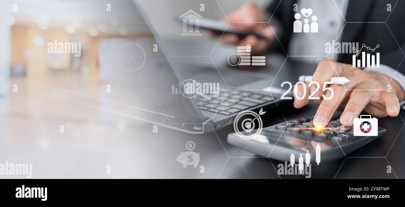 2025 pianificazione del budget e concetto di gestione. Allocazione del budget aziendale per la gestione aziendale o del progetto. Budget efficace e intelligente. Pianificare, rivedere Foto Stock