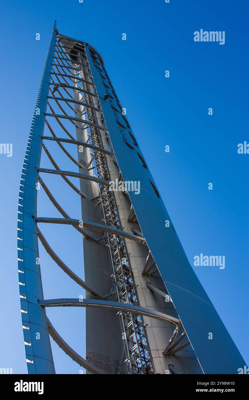 Vista astratta della Glasgow Tower, ex Millenium Tower, una piattaforma di osservazione rotante alta 127 m (417 piedi) sulle rive del fiume Clyde, Glasgow Foto Stock