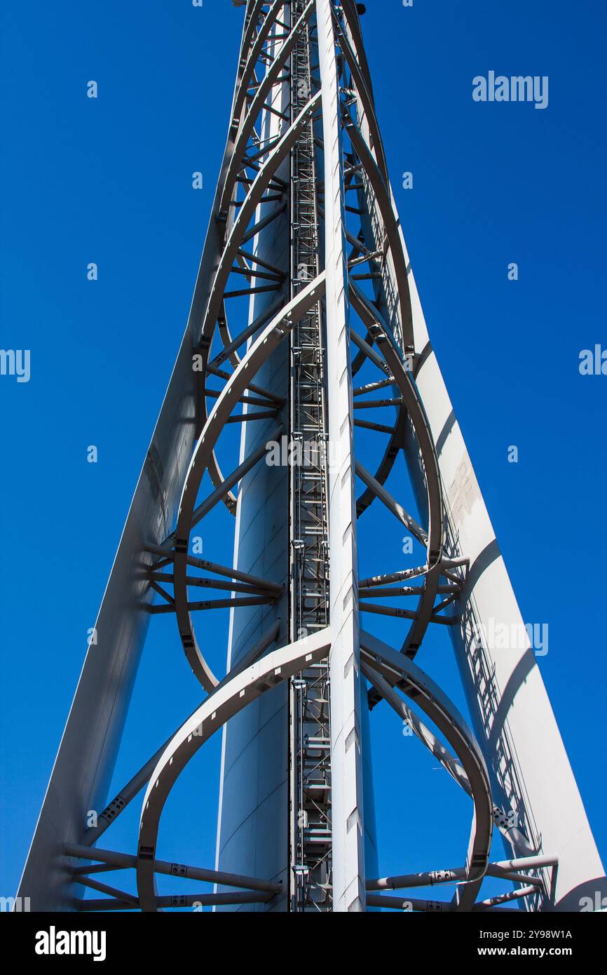 Vista astratta della Glasgow Tower, ex Millenium Tower, una piattaforma di osservazione rotante alta 127 m (417 piedi) sulle rive del fiume Clyde, Glasgow Foto Stock